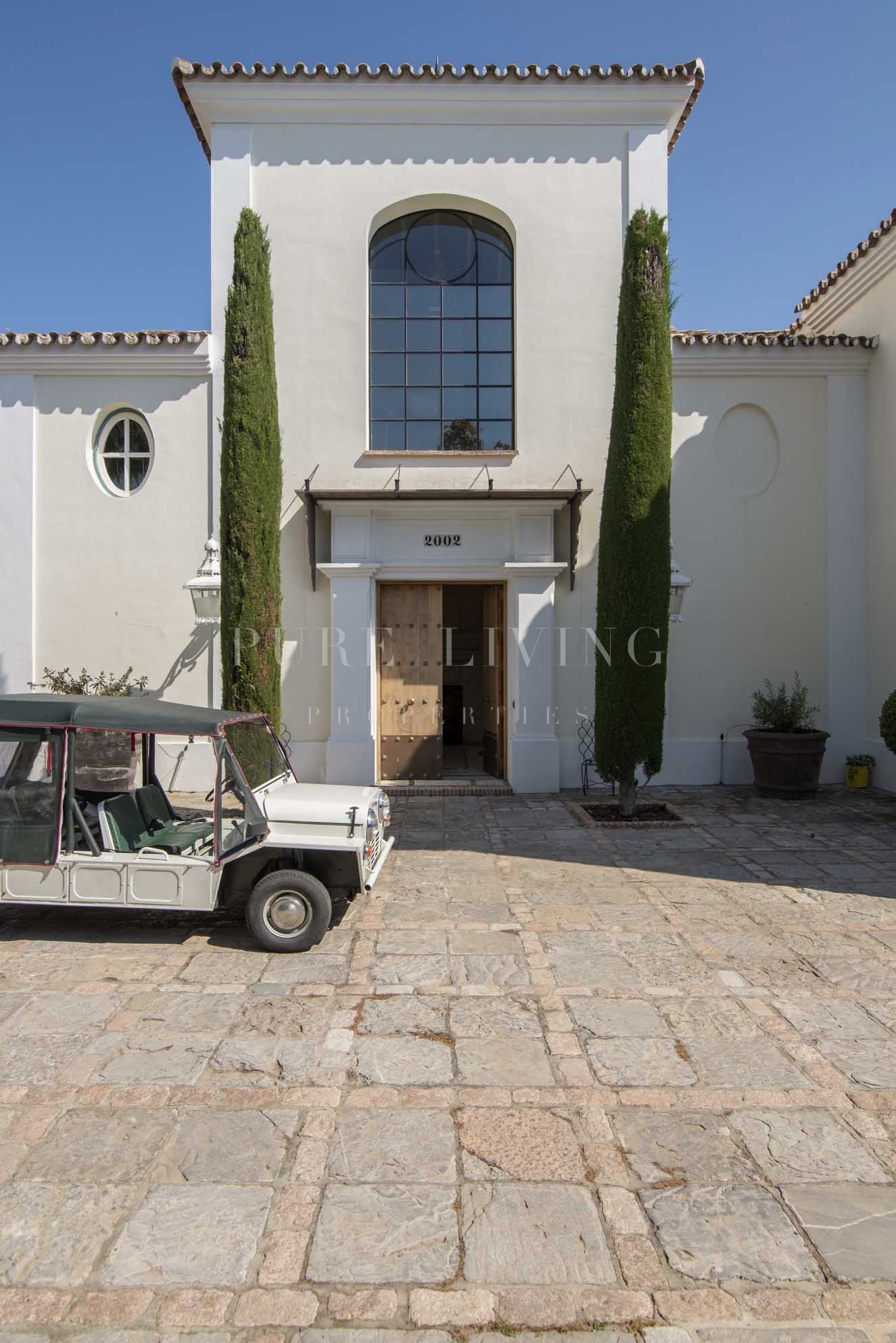 Exquise villa de 5 chambres à coucher avec vue sur la mer située dans le quartier prestigieux de Huerta Belon.