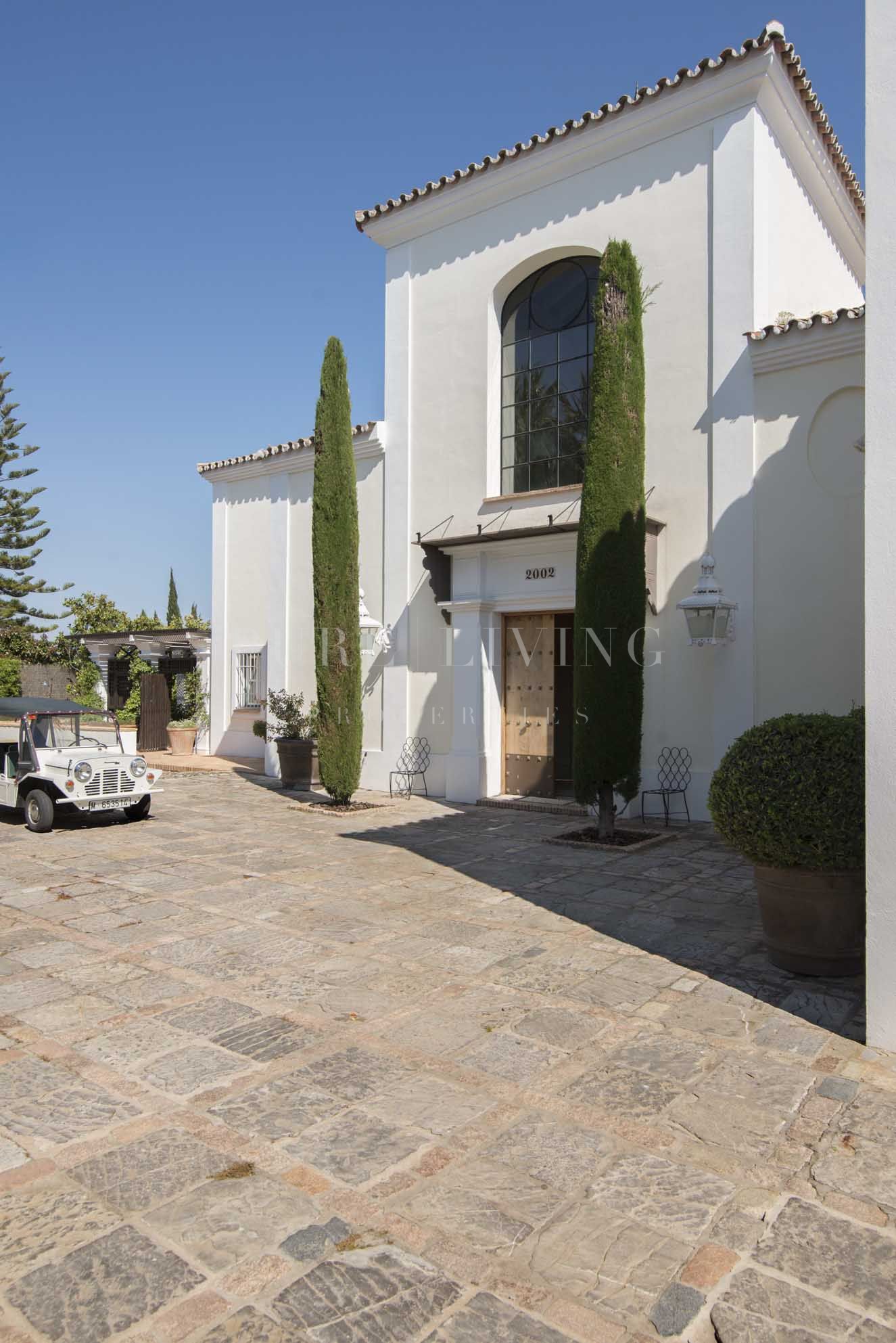 Exquise villa de 5 chambres à coucher avec vue sur la mer située dans le quartier prestigieux de Huerta Belon.