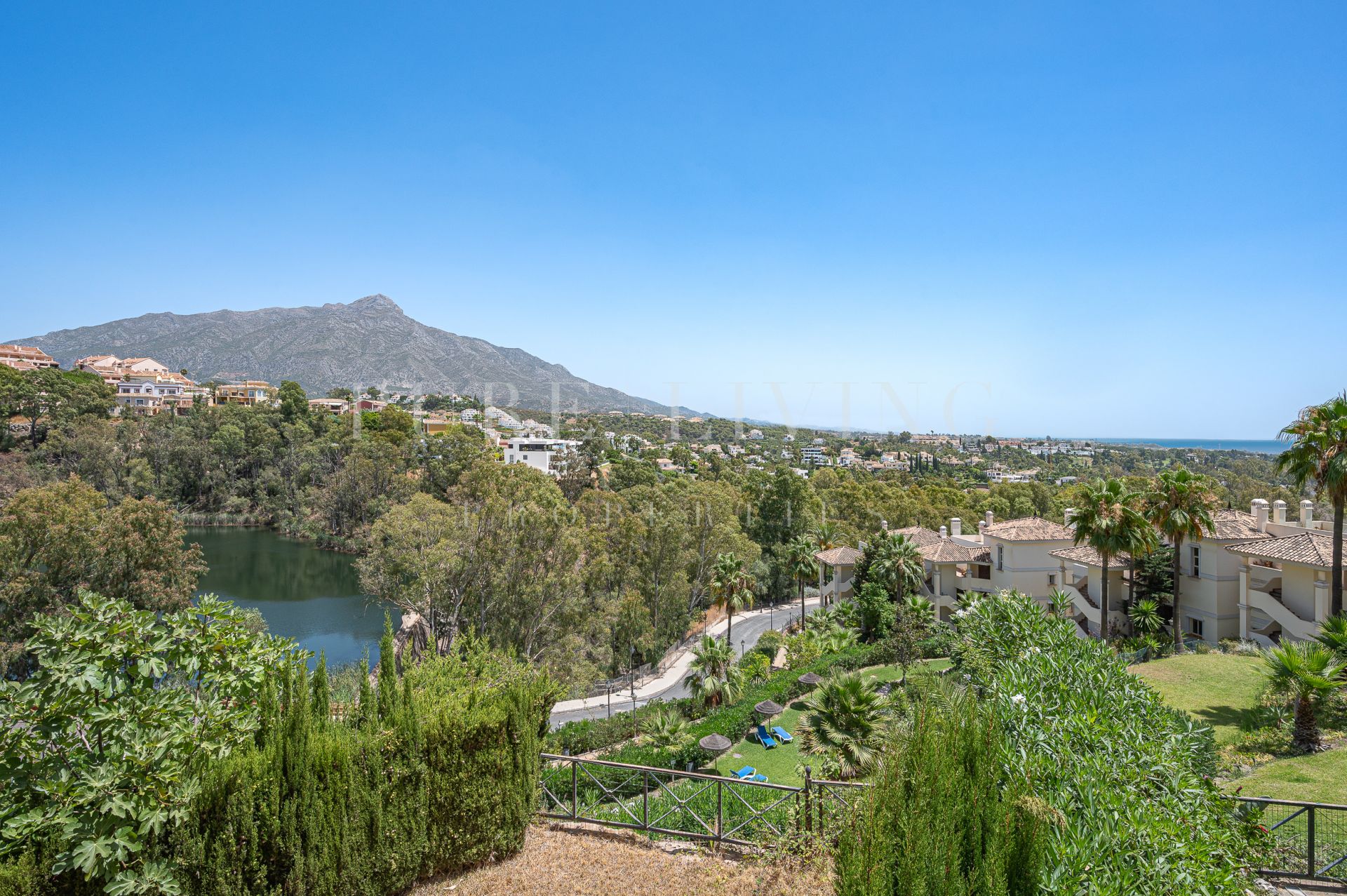 Elegante Apartamento de Tres Dormitorios con Impresionantes Vistas en Palacetes los Belvederes