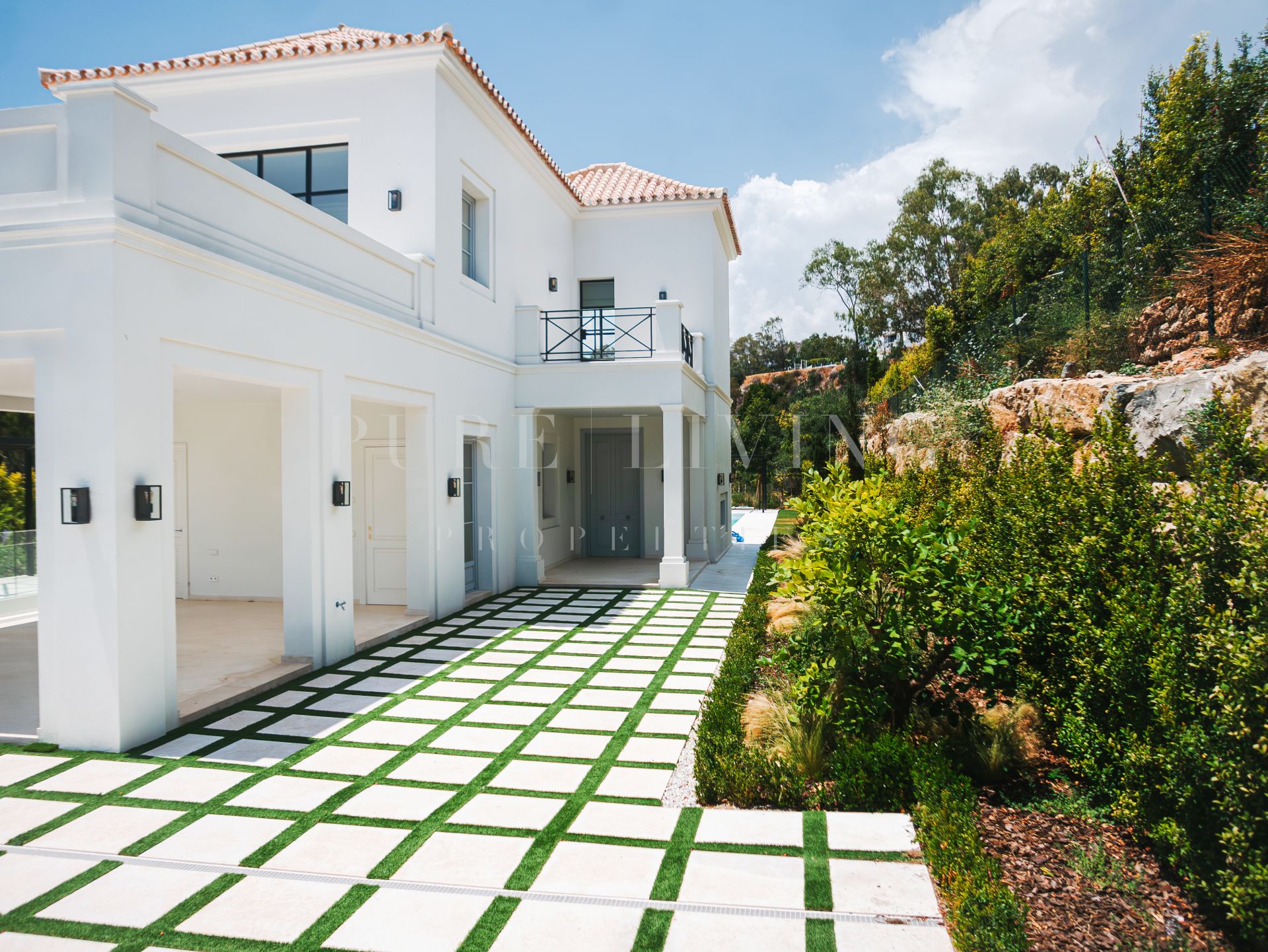 Une villa exquise nichée au cœur de Nueva Andalucía.