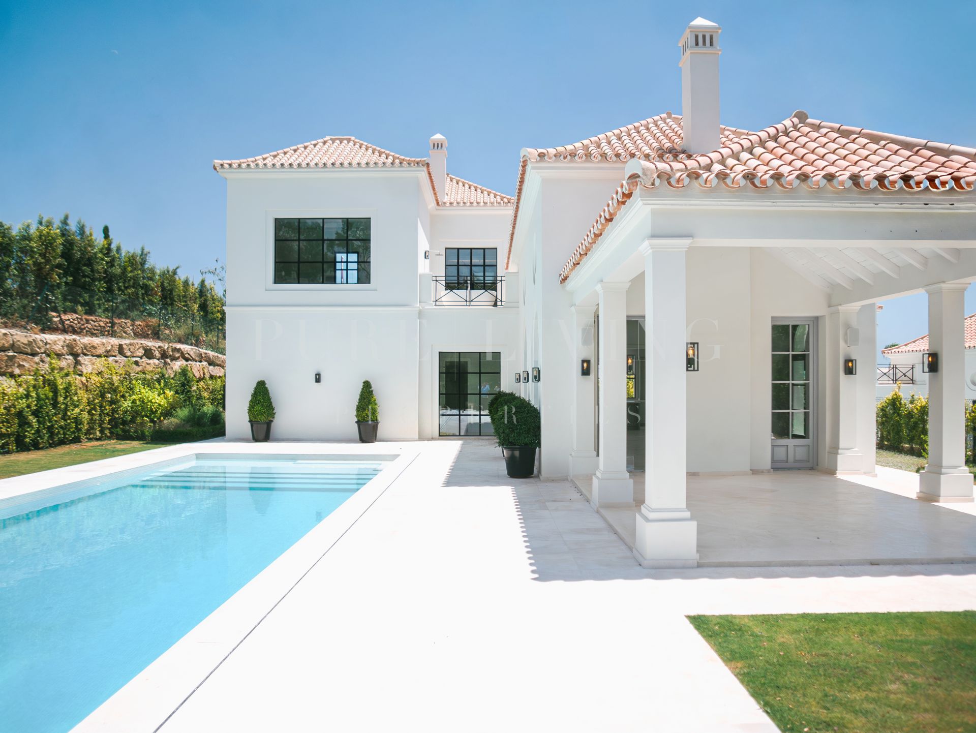 Une villa exquise nichée au cœur de Nueva Andalucía.