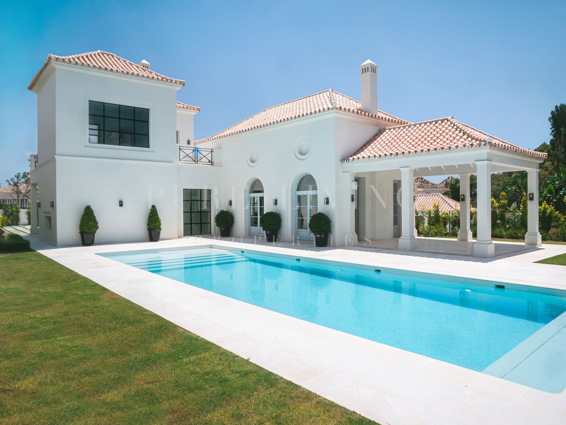 Une villa exquise nichée au cœur de Nueva Andalucía.