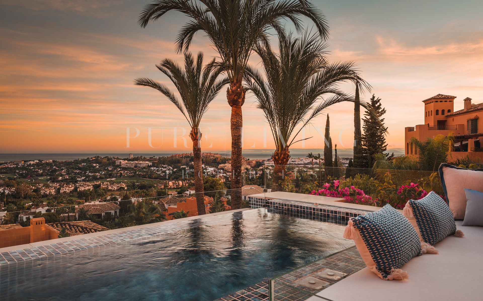 Impresionante ático dúplex de 3 dormitorios con preciosas vistas panorámicas situado en la zona privilegiada Les Belvederes, Nueva Andalucía.