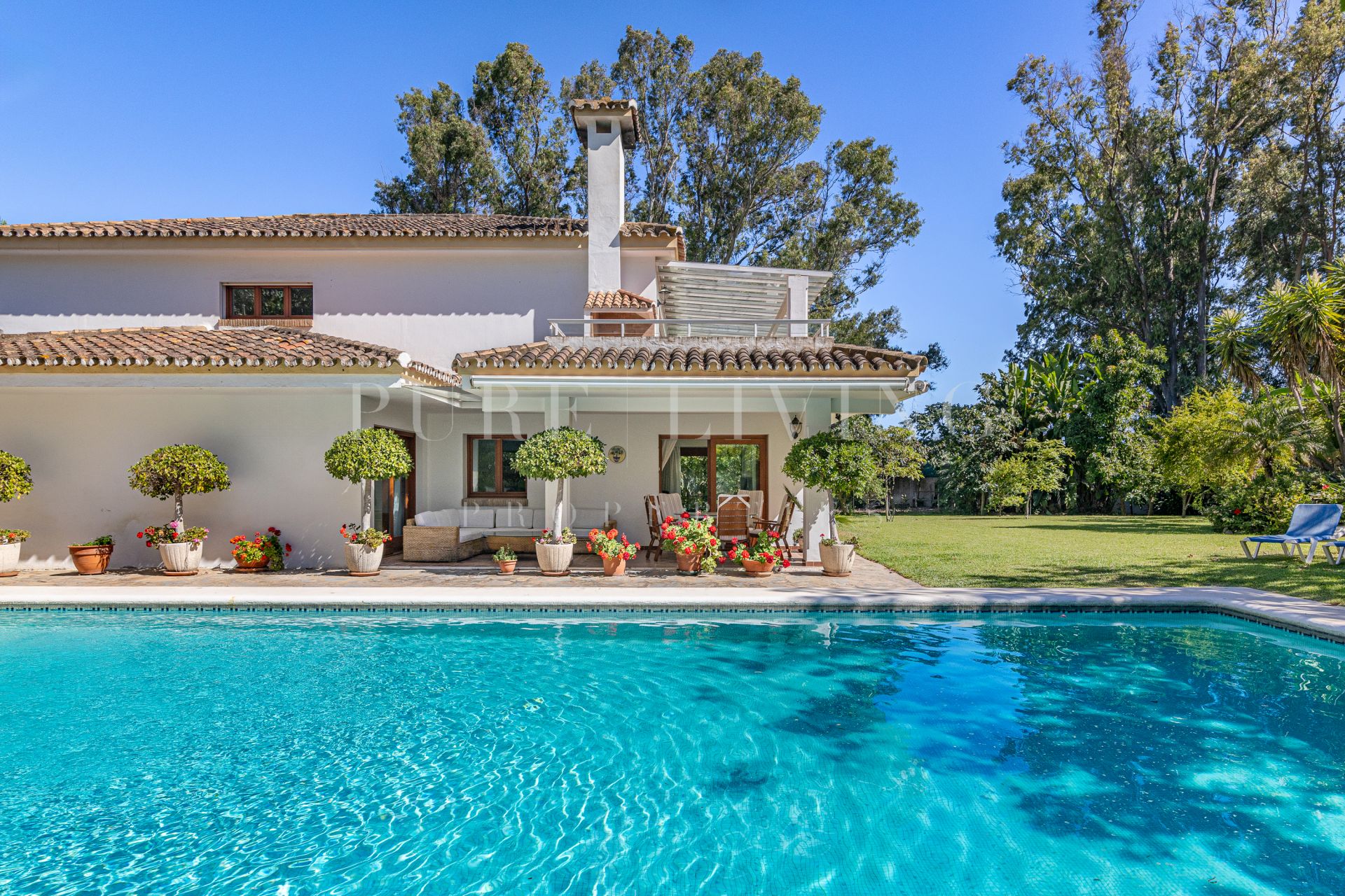 Excellente villa de 5 chambres en bord de mer située dans le quartier de Costalita, Estepona.