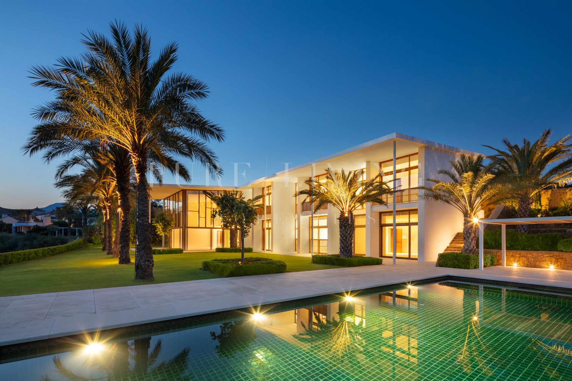 Sublime villa contemporaine avec des vues magnifiques sur le terrain de golf et la côte méditerranéenne à Finca Cortesin, Casares.