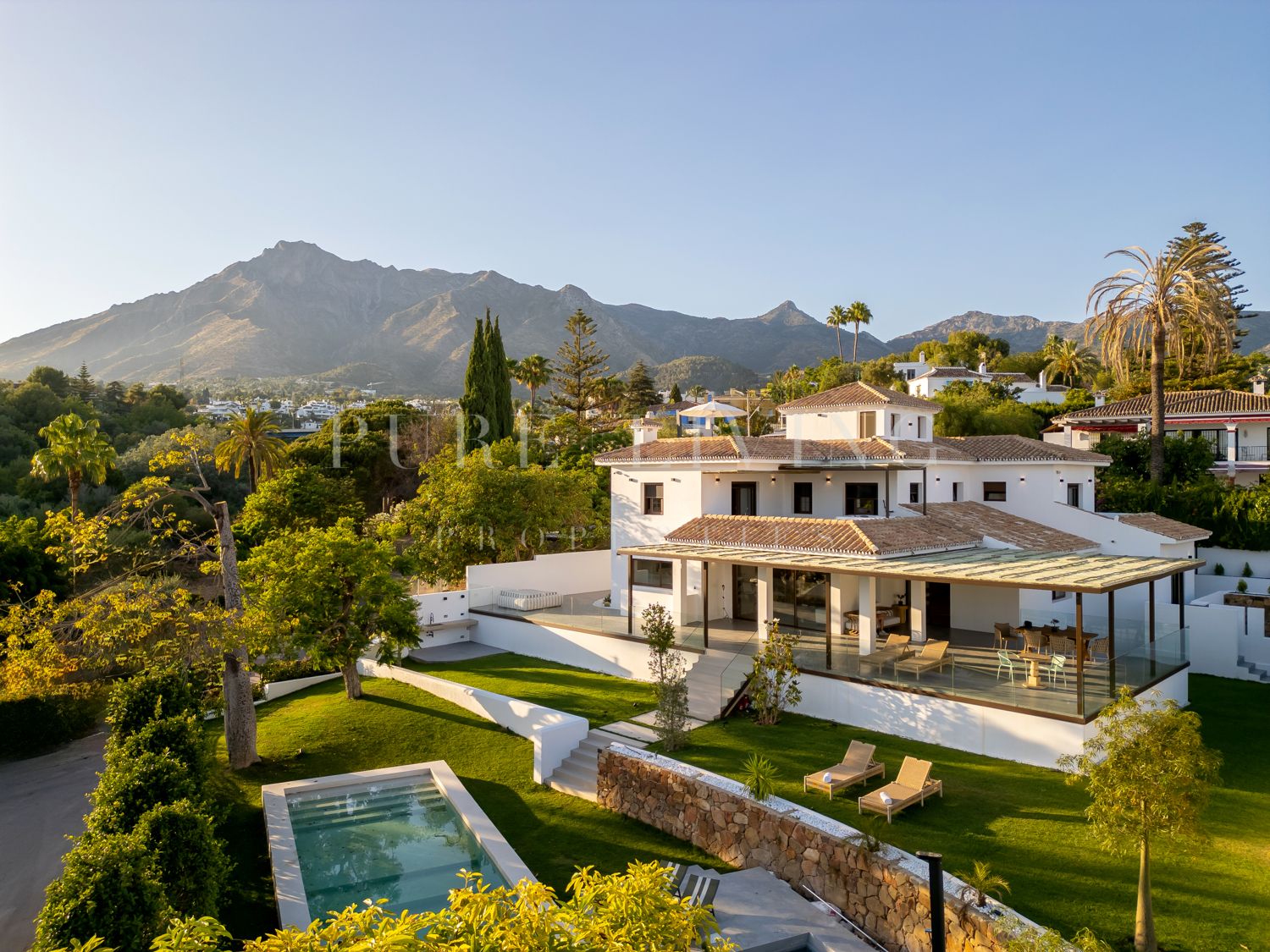 Luxe villa aan het strand op de Golden Mile