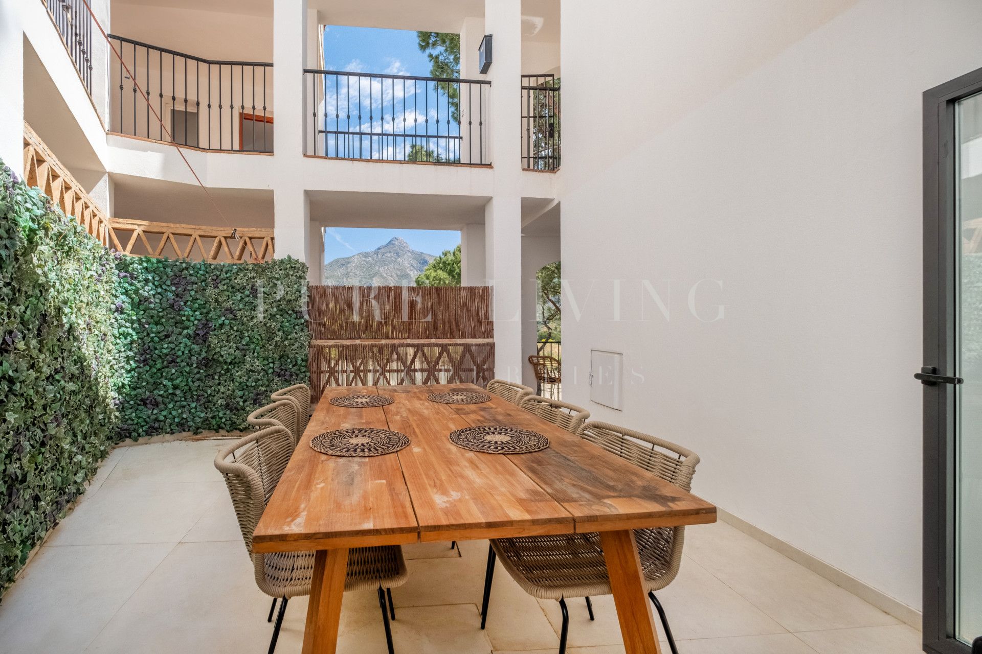 Renovated, stylish four-bedroom ground floor duplex apartment in the sought-after location of, Los Pinos de Aloha