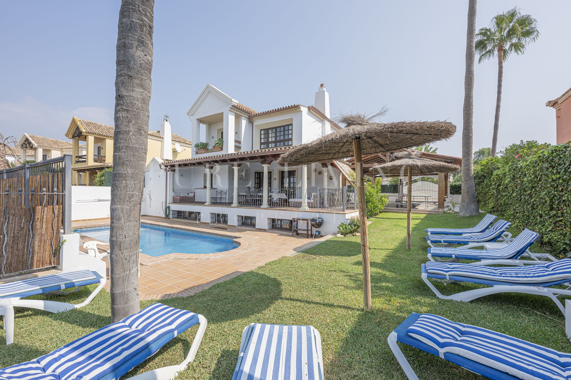 Charmante villa de six chambres à coucher proche de la plage dans un endroit privilégié à Linda Vista Baja