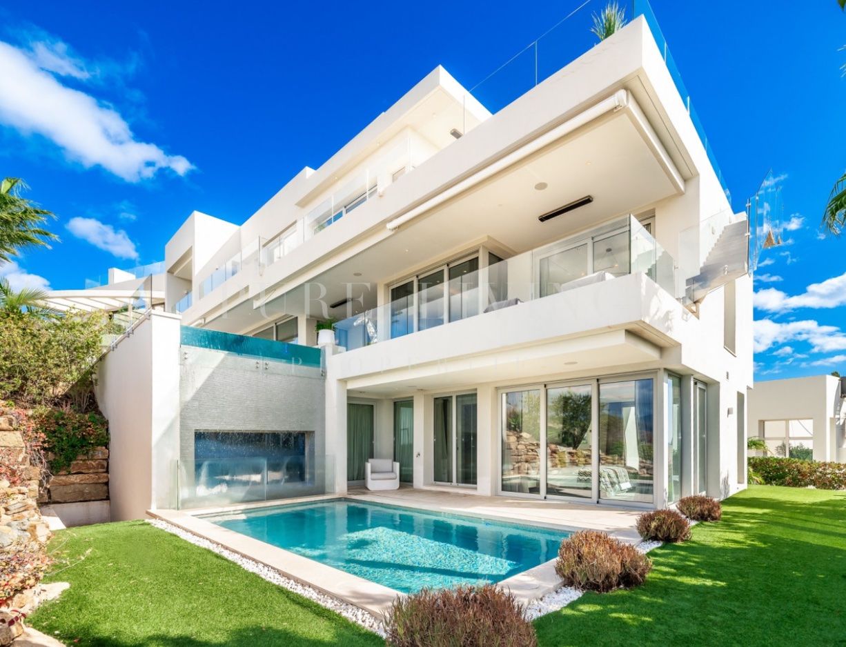 Maravillosa villa de 5 dormitorios con impresionantes vistas panorámicas al mar, situada en Nueva Andalucía