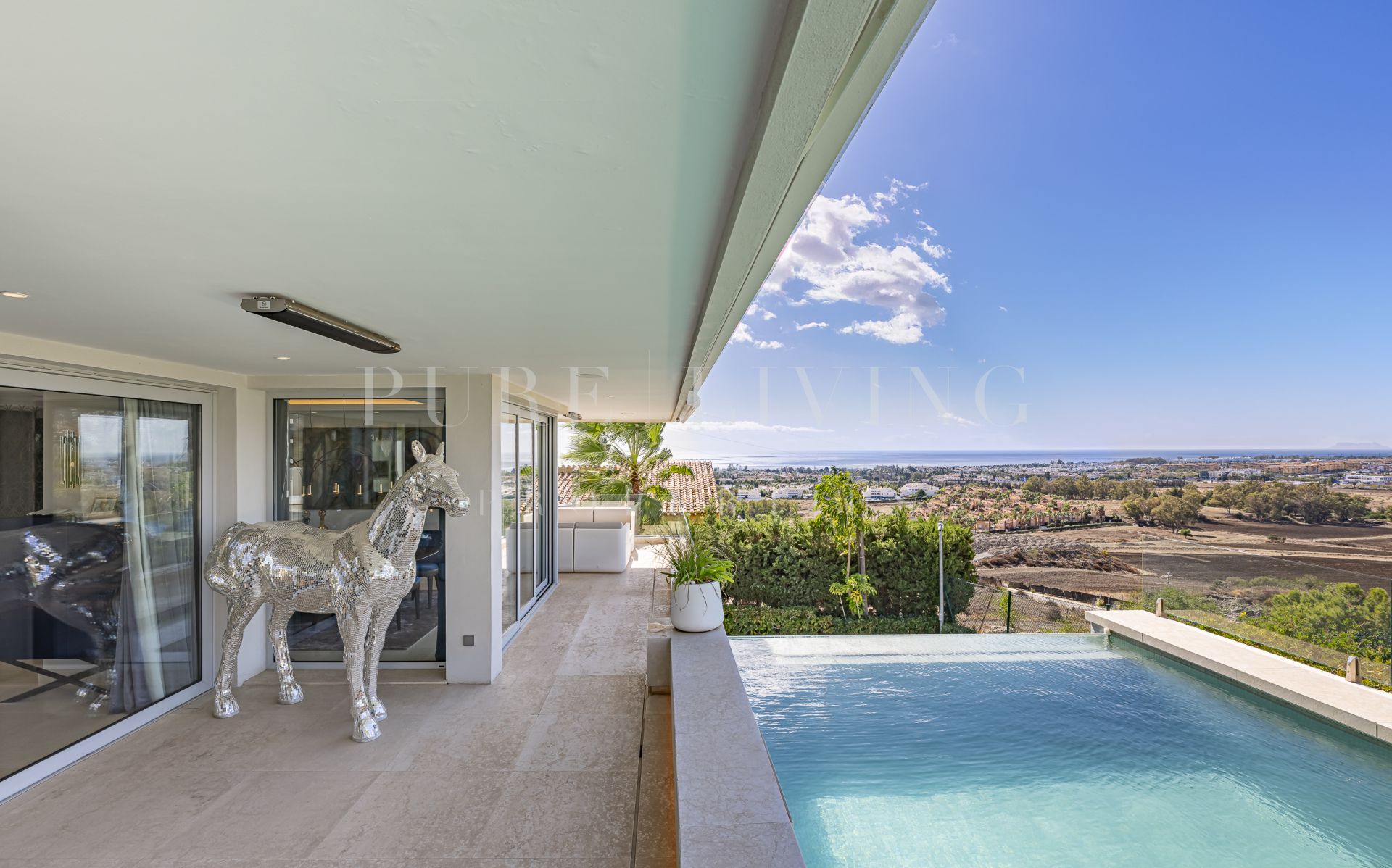 Schitterende villa met 5 slaapkamers en prachtig panoramisch uitzicht op zee, gelegen in Nueva Andalucía