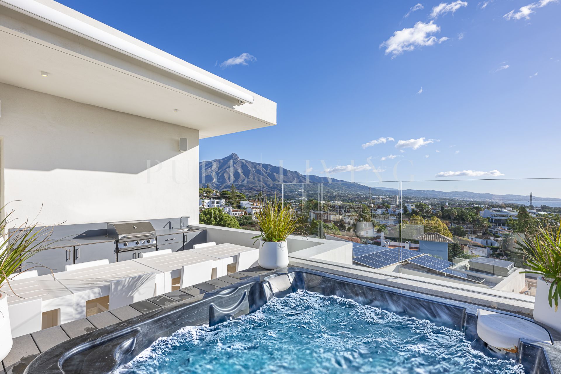 Schitterende villa met 5 slaapkamers en prachtig panoramisch uitzicht op zee, gelegen in Nueva Andalucía