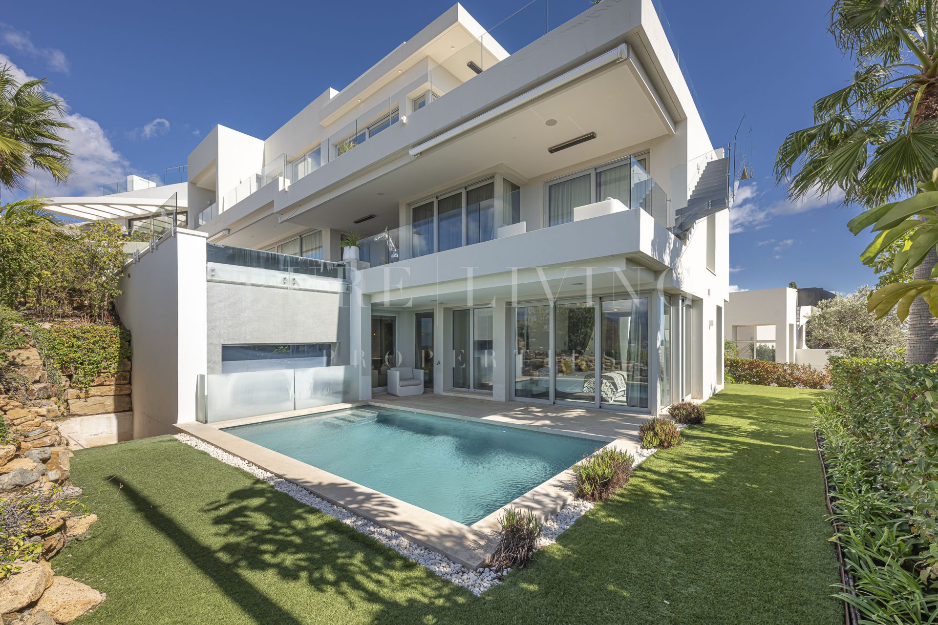 Schitterende villa met 5 slaapkamers en prachtig panoramisch uitzicht op zee, gelegen in Nueva Andalucía