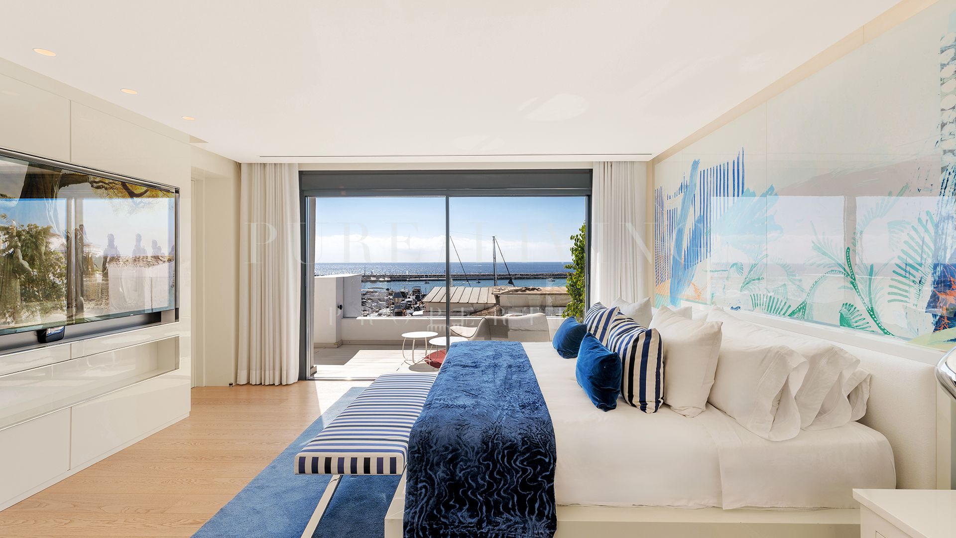 Apartamento de Lujo en Primera Línea de Playa en Puerto Banús, Marbella