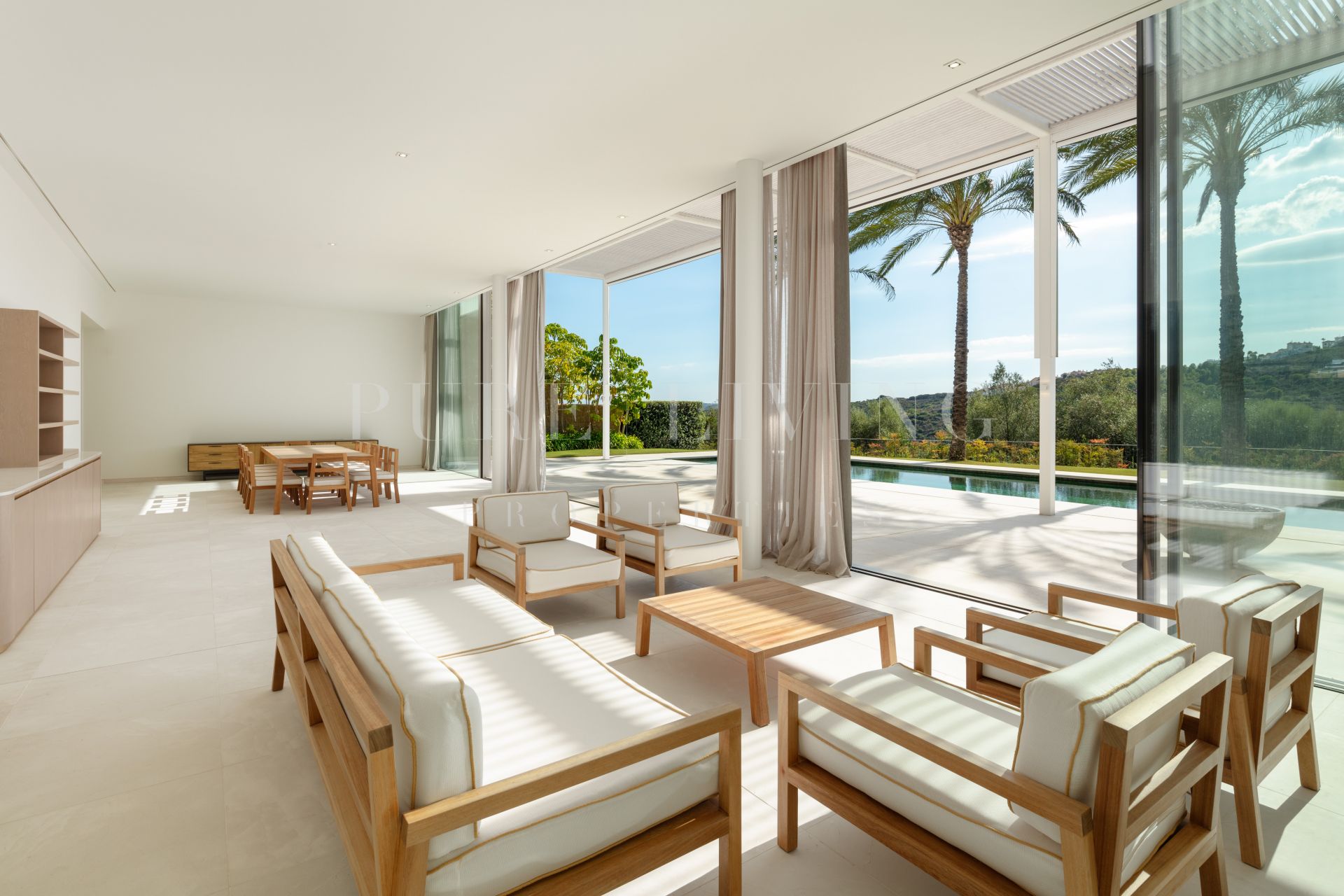 Sublime villa contemporánea de cuatro dormitorios con magníficas vistas en Finca Cortesín, Casares.