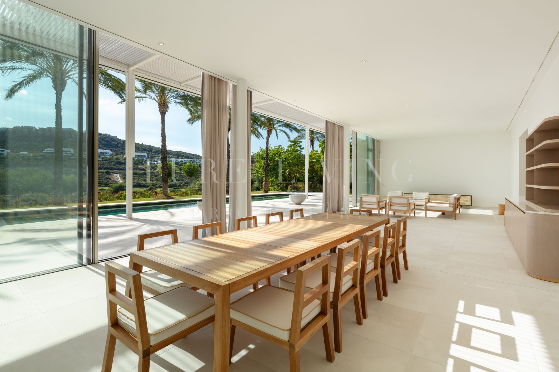 Sublime villa contemporánea de cuatro dormitorios con magníficas vistas en Finca Cortesín, Casares.