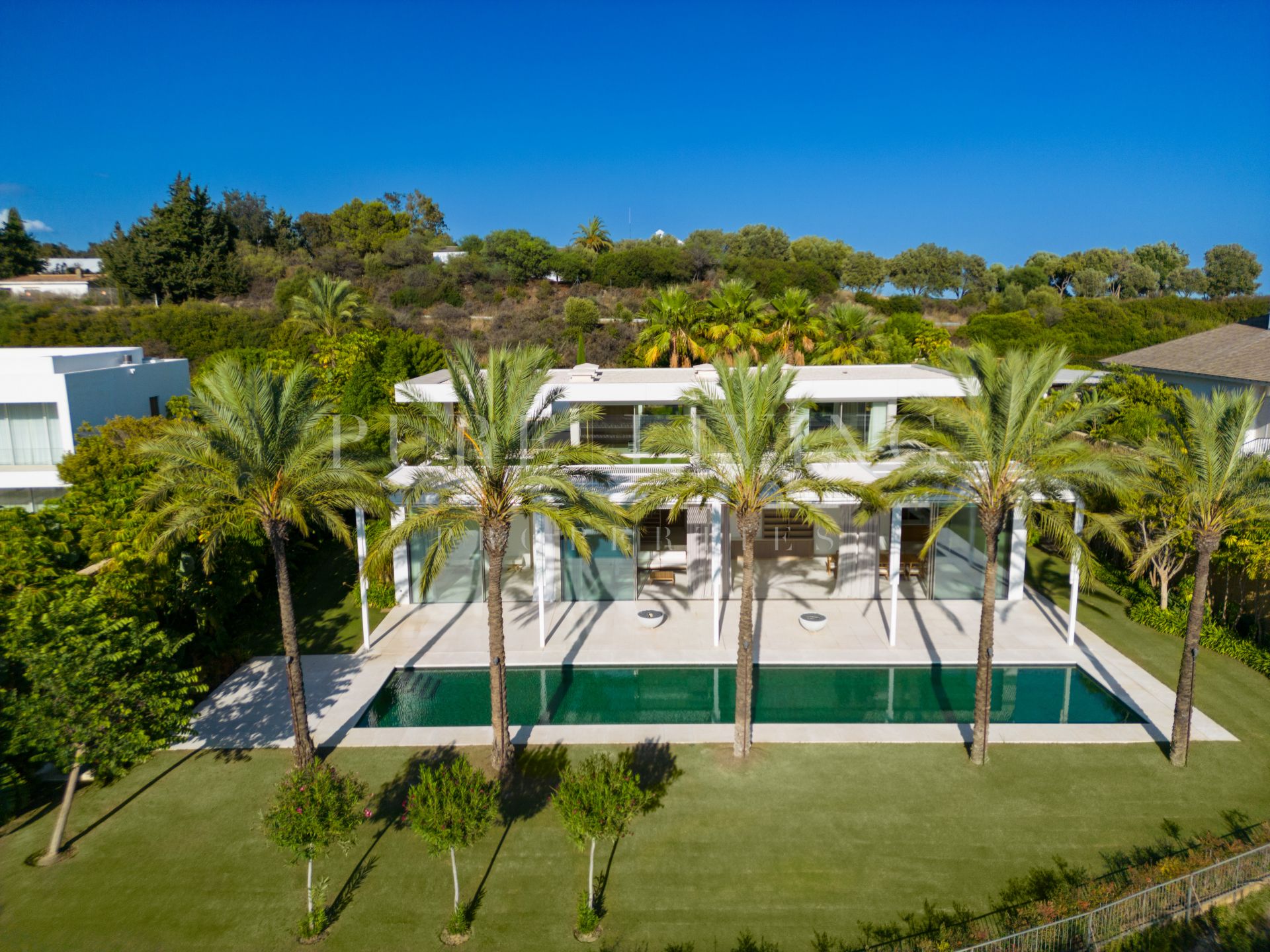 Sublime villa contemporánea de cuatro dormitorios con magníficas vistas en Finca Cortesín, Casares.