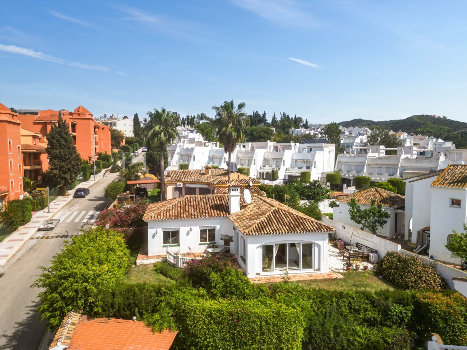 Encantadora casa de dos dormitorios con vistas al mar situada en La Reserva de Marbella, Marbella Este