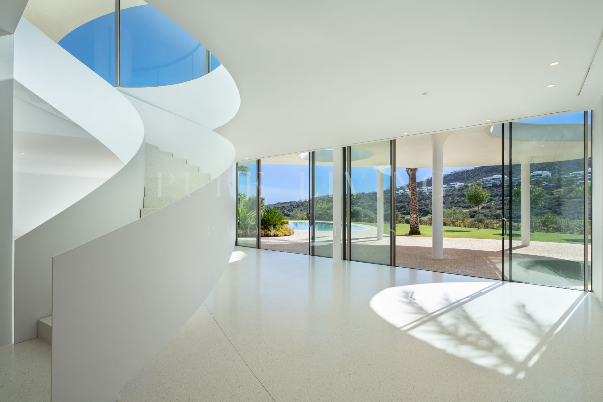 Sublime villa contemporánea de cuatro dormitorios con magníficas vistas en Finca Cortesín, Casares.