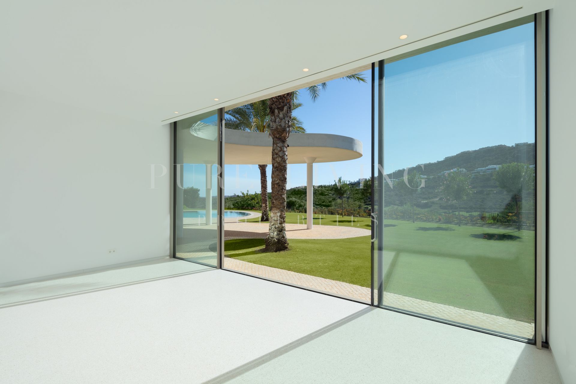 Sublime villa contemporánea de cuatro dormitorios con magníficas vistas en Finca Cortesín, Casares.