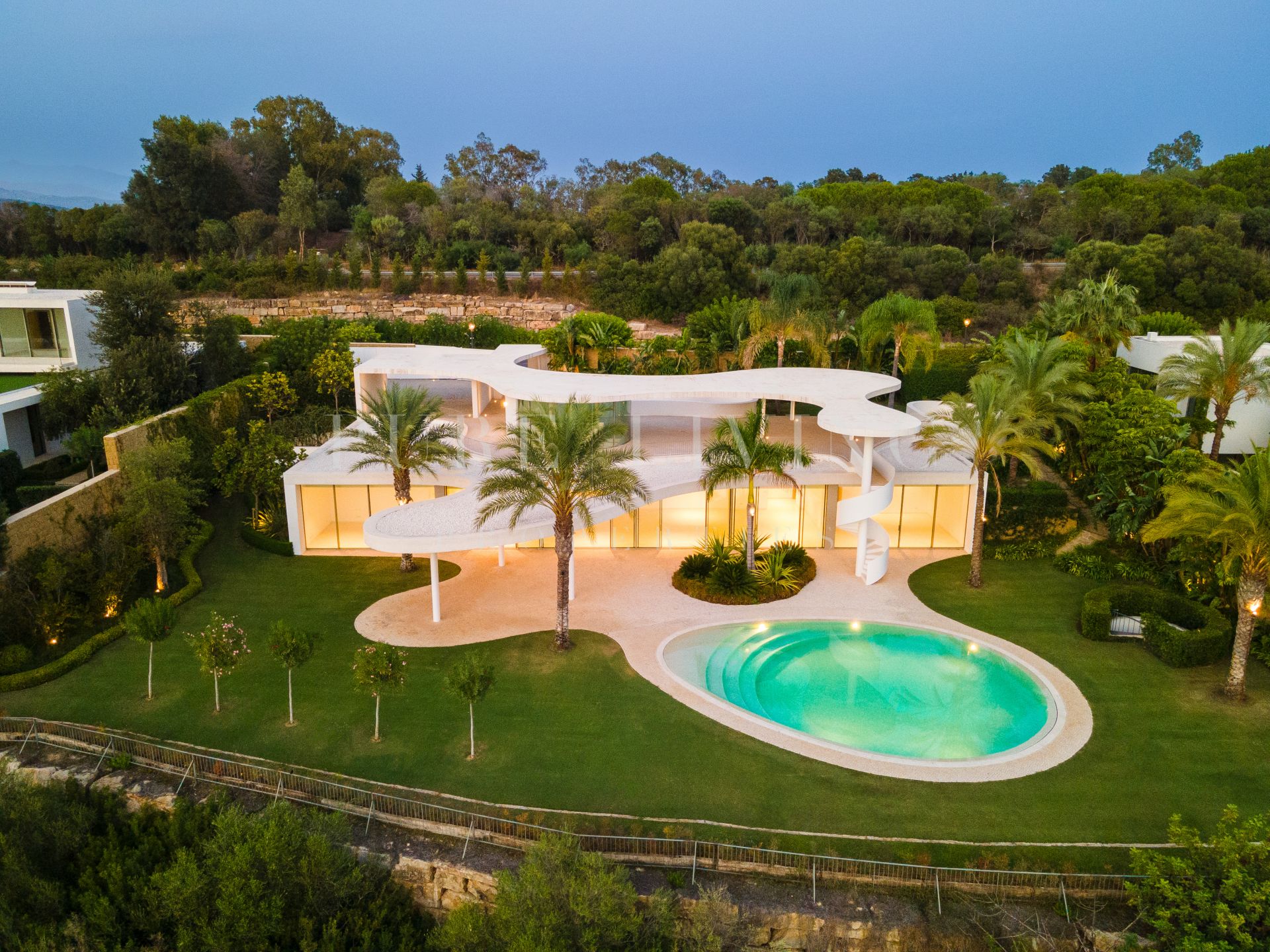 Sublime villa contemporánea de cuatro dormitorios con magníficas vistas en Finca Cortesín, Casares.