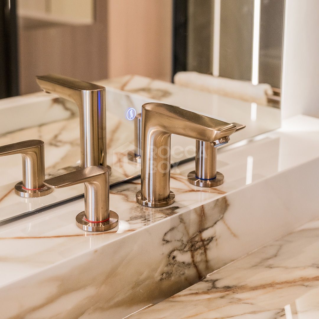 Beachfront Ground Floor Apartment with Direct Sea Views