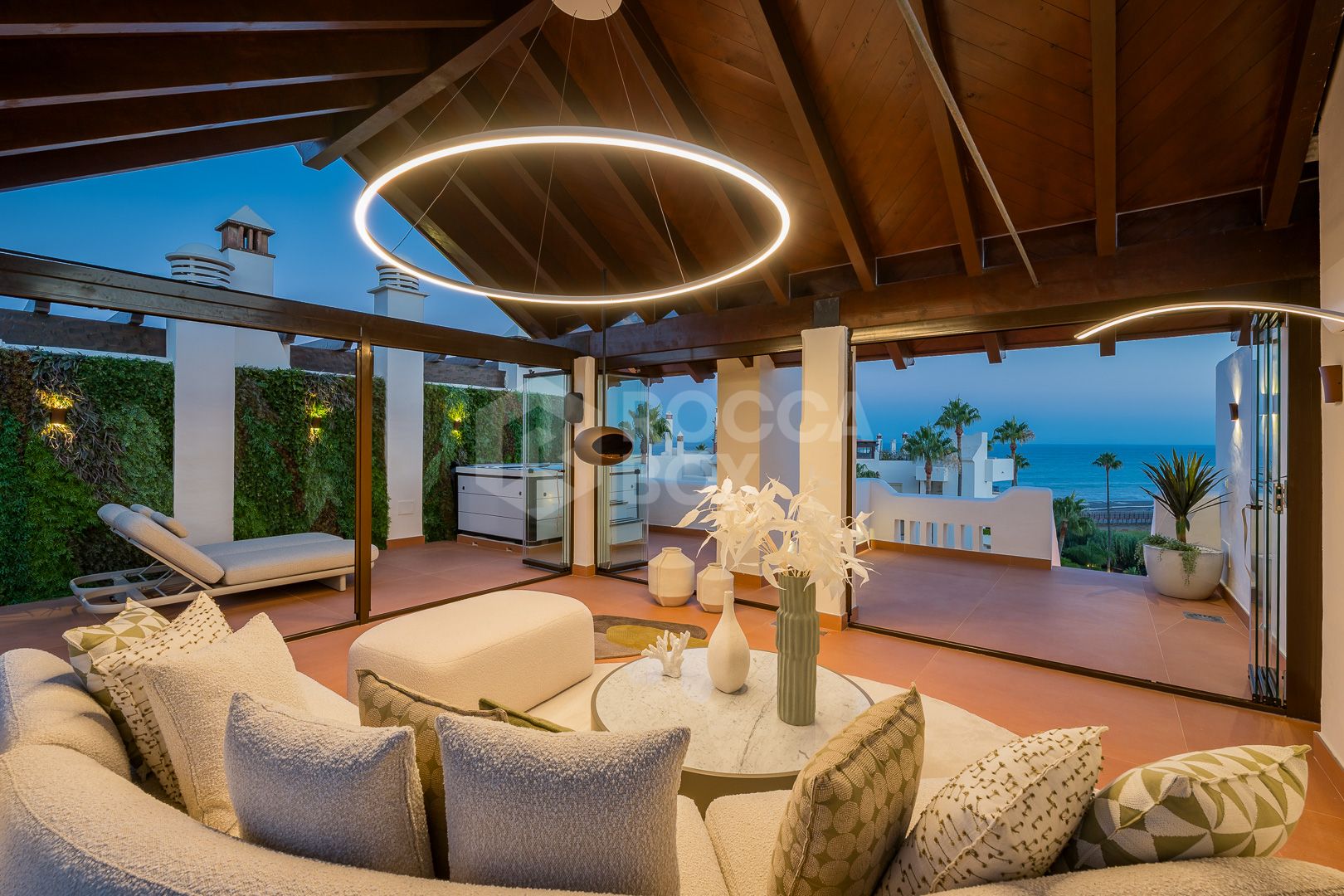 Frontline Beach Penthouse with Rooftop and Sea Views