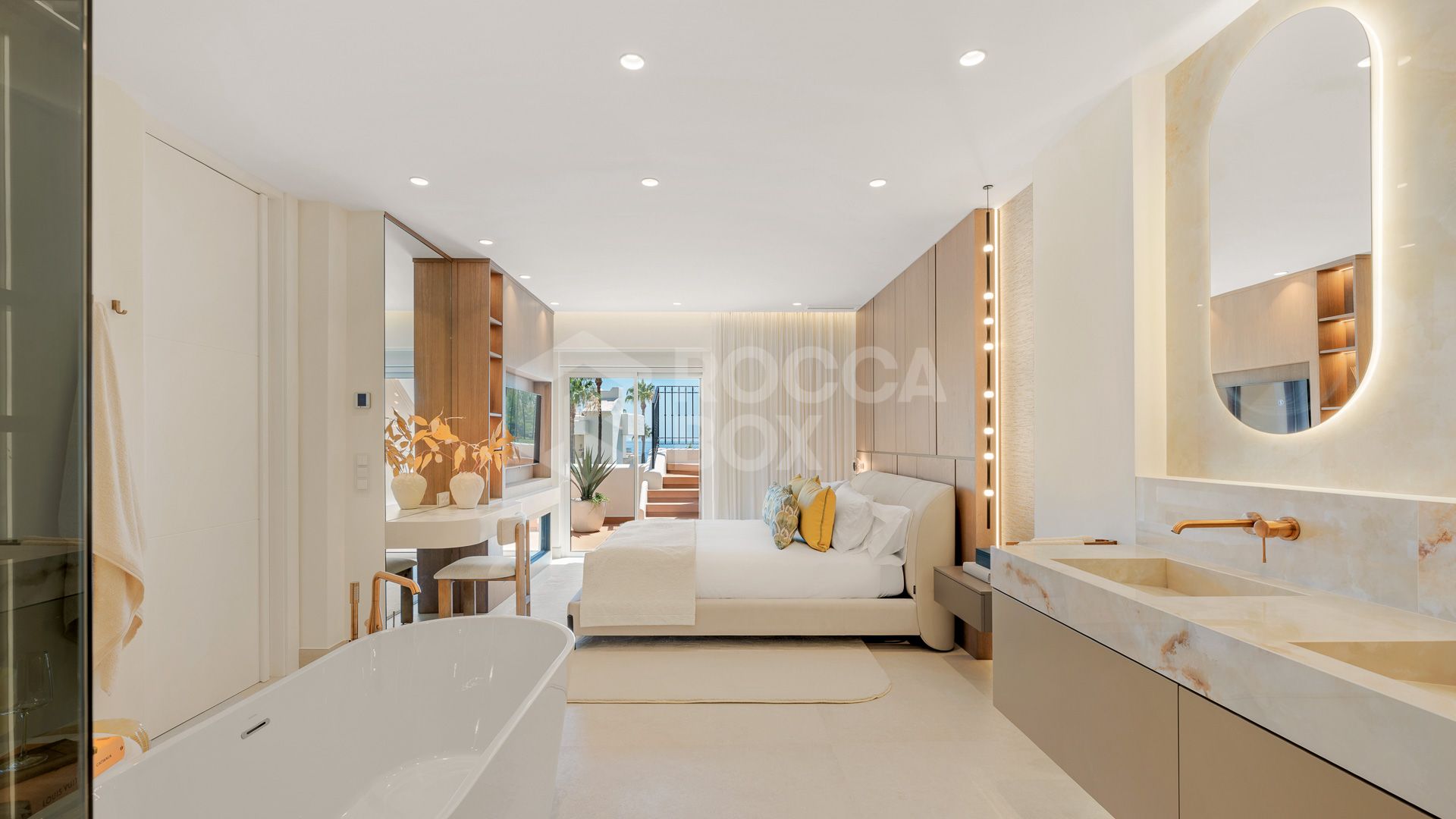 Frontline Beach Penthouse with Rooftop and Sea Views