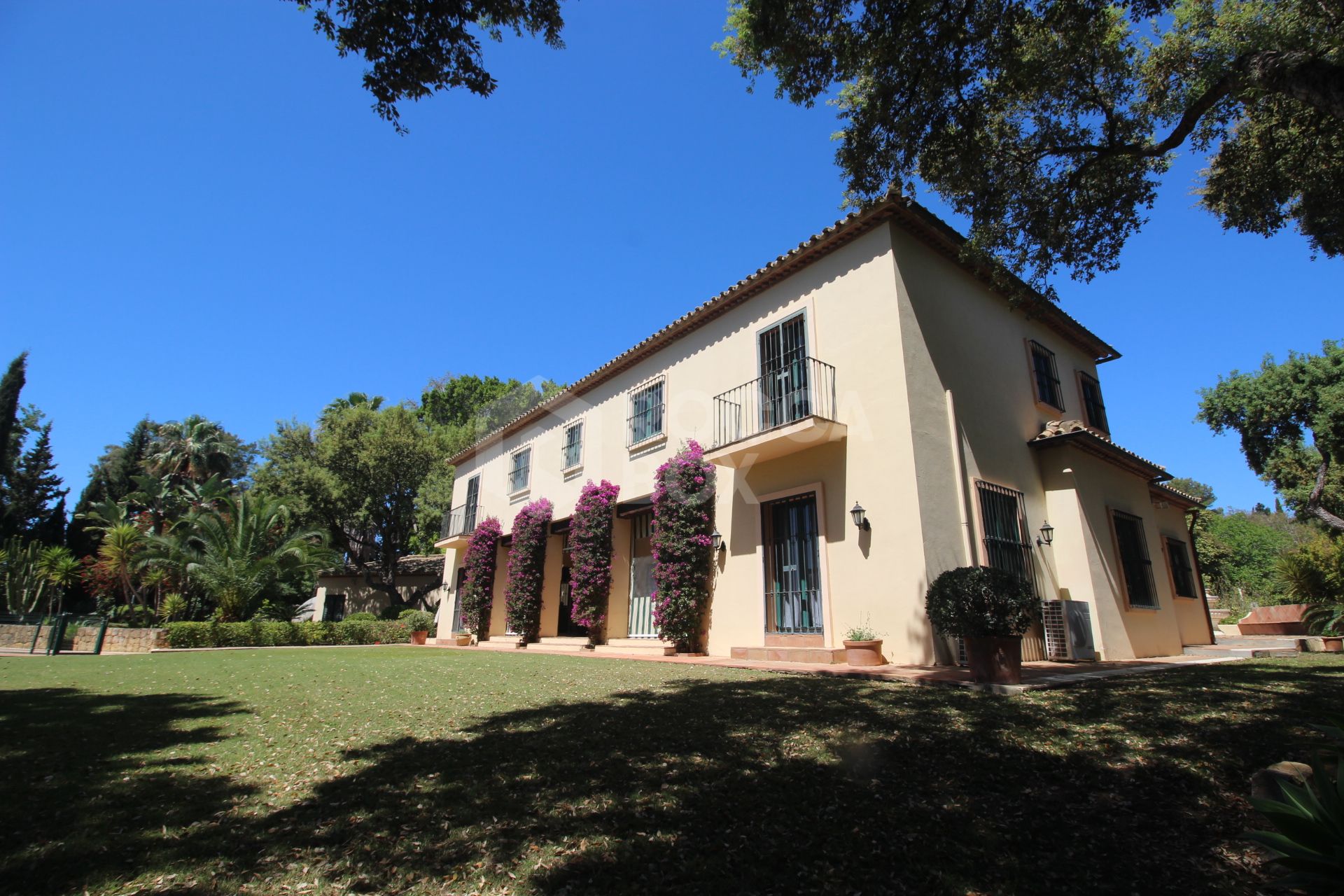 Beautiful detached villa, with many traditional Spanish features located in the prestigious development of Sotogrande.