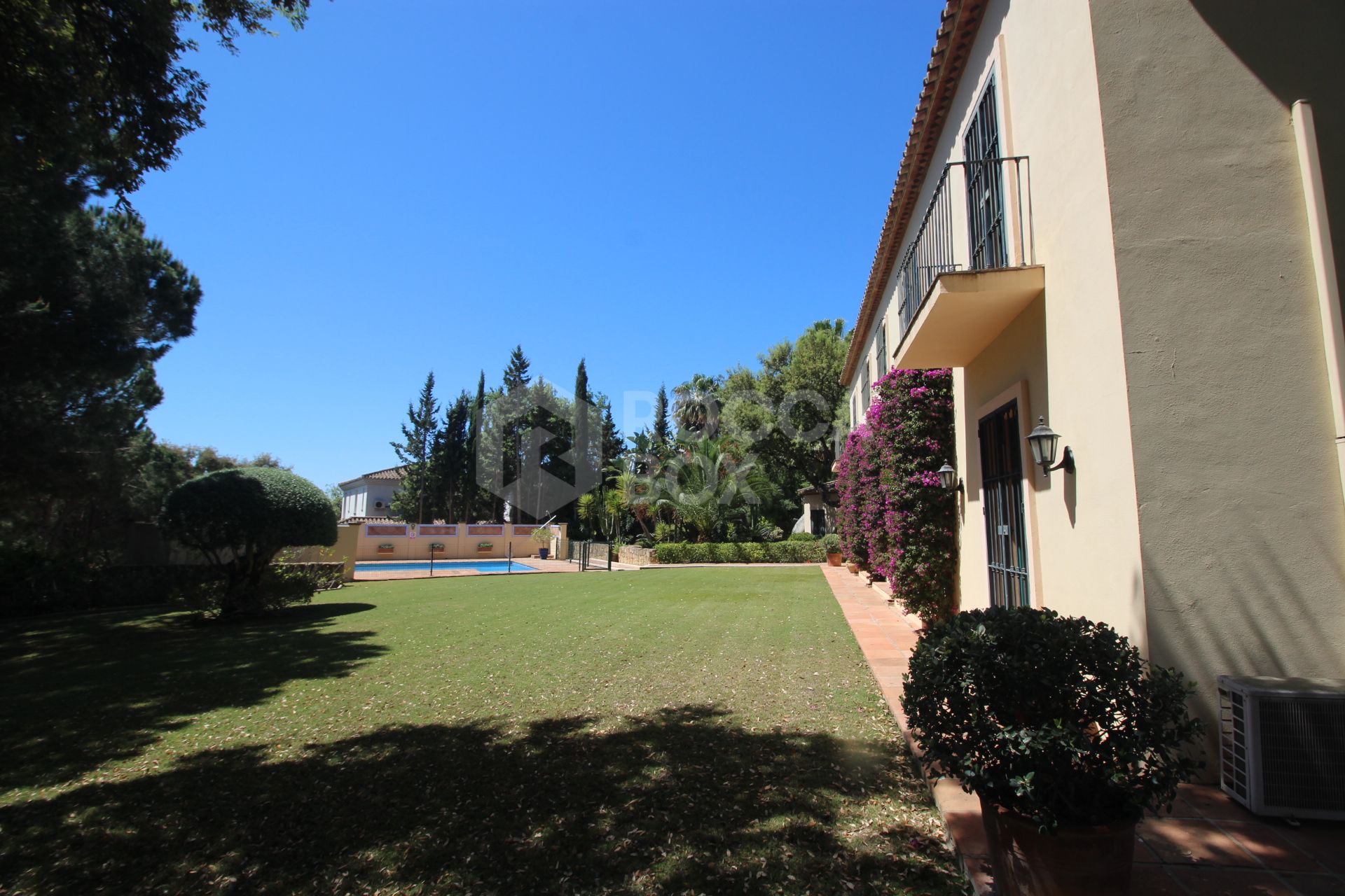 Beautiful detached villa, with many traditional Spanish features located in the prestigious development of Sotogrande.