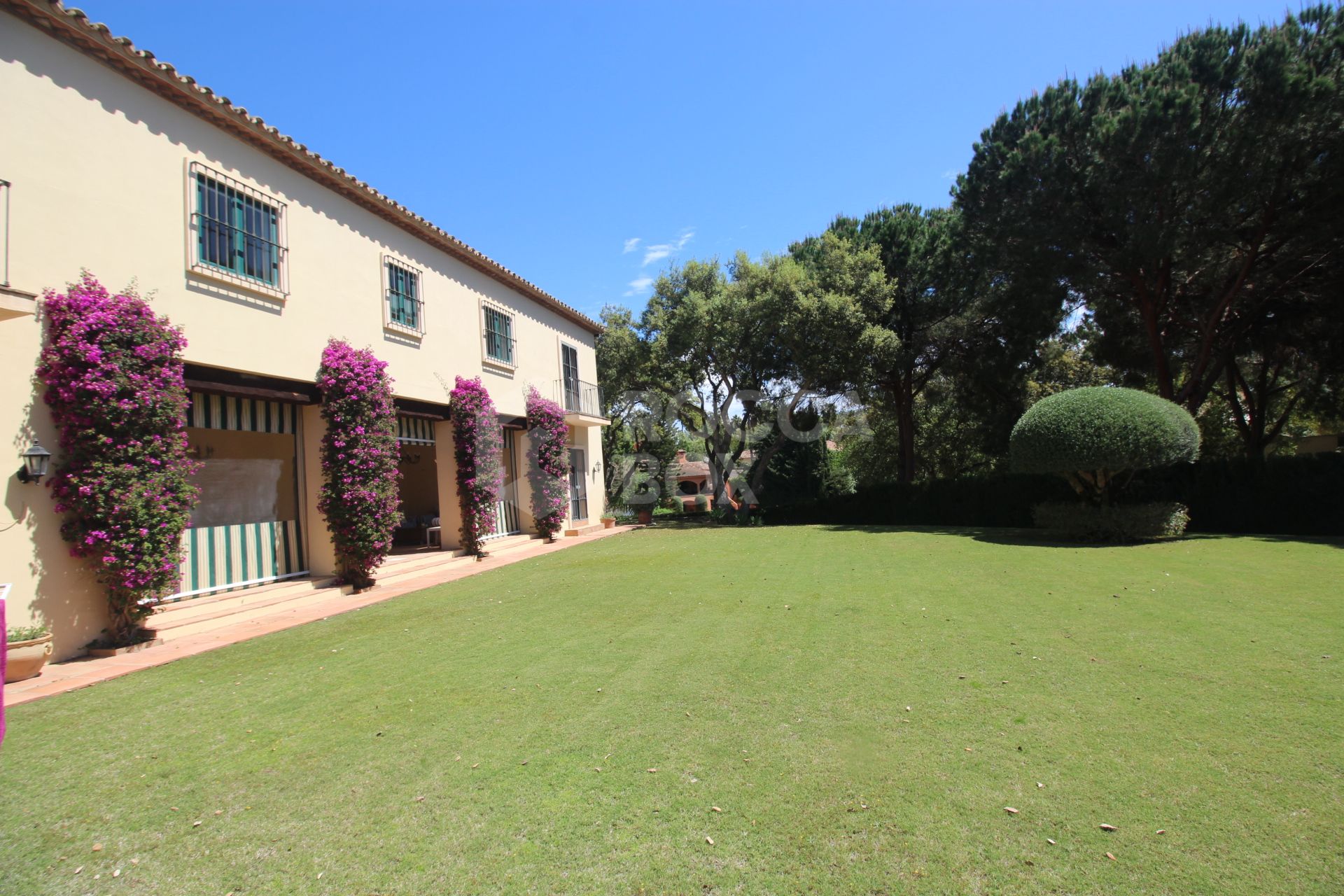 Beautiful detached villa, with many traditional Spanish features located in the prestigious development of Sotogrande.