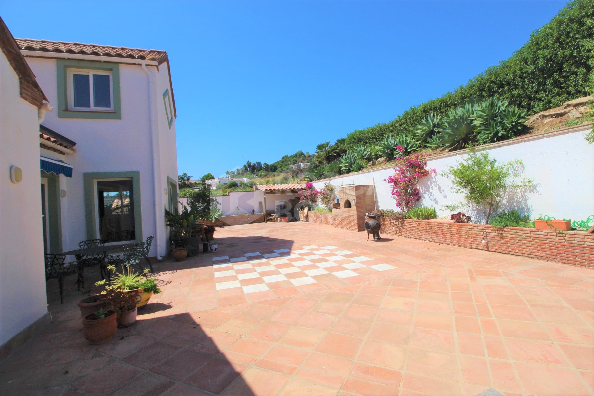 Large private villa with pool and extensive plot for sale in Estepona