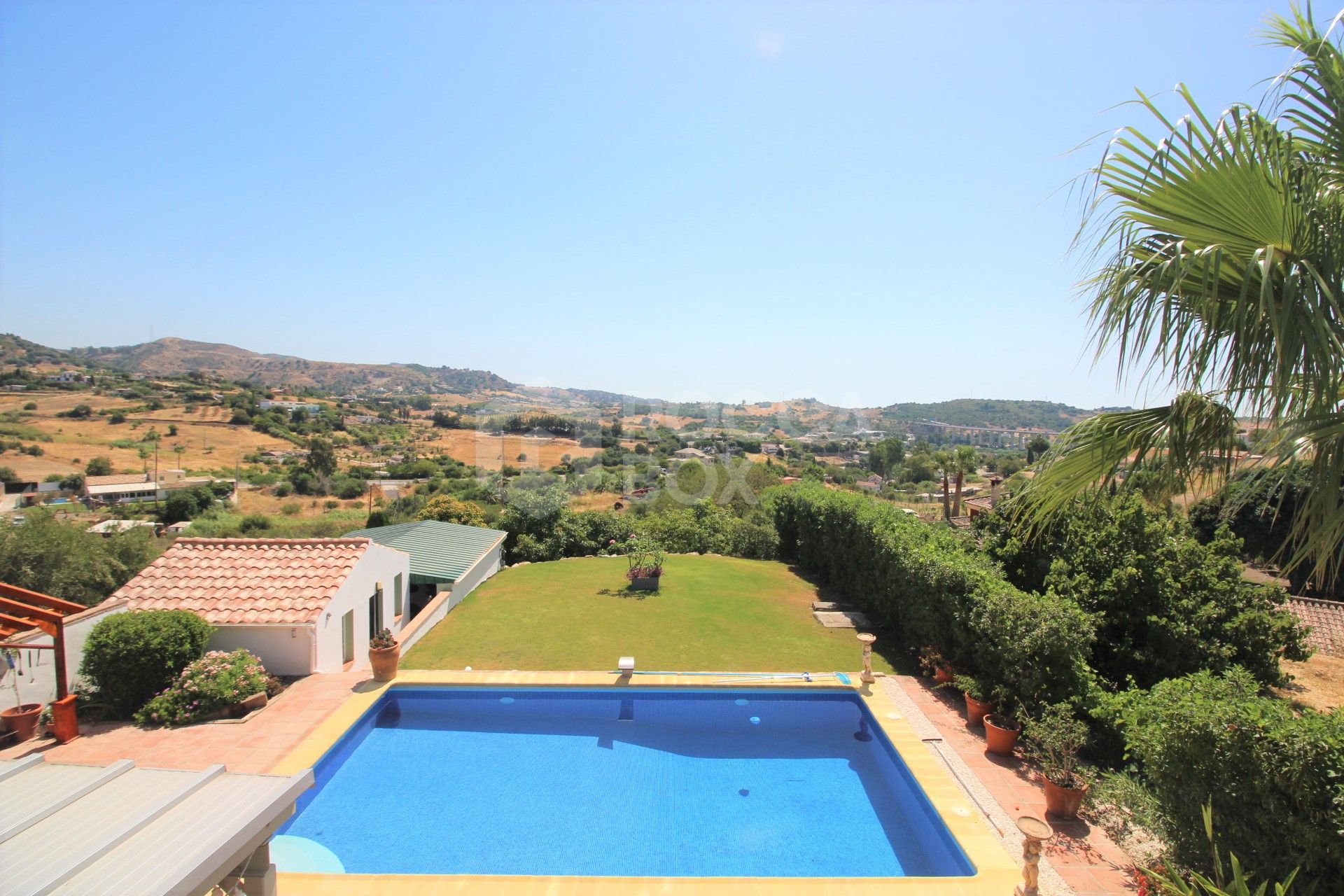 Large private villa with pool and extensive plot for sale in Estepona