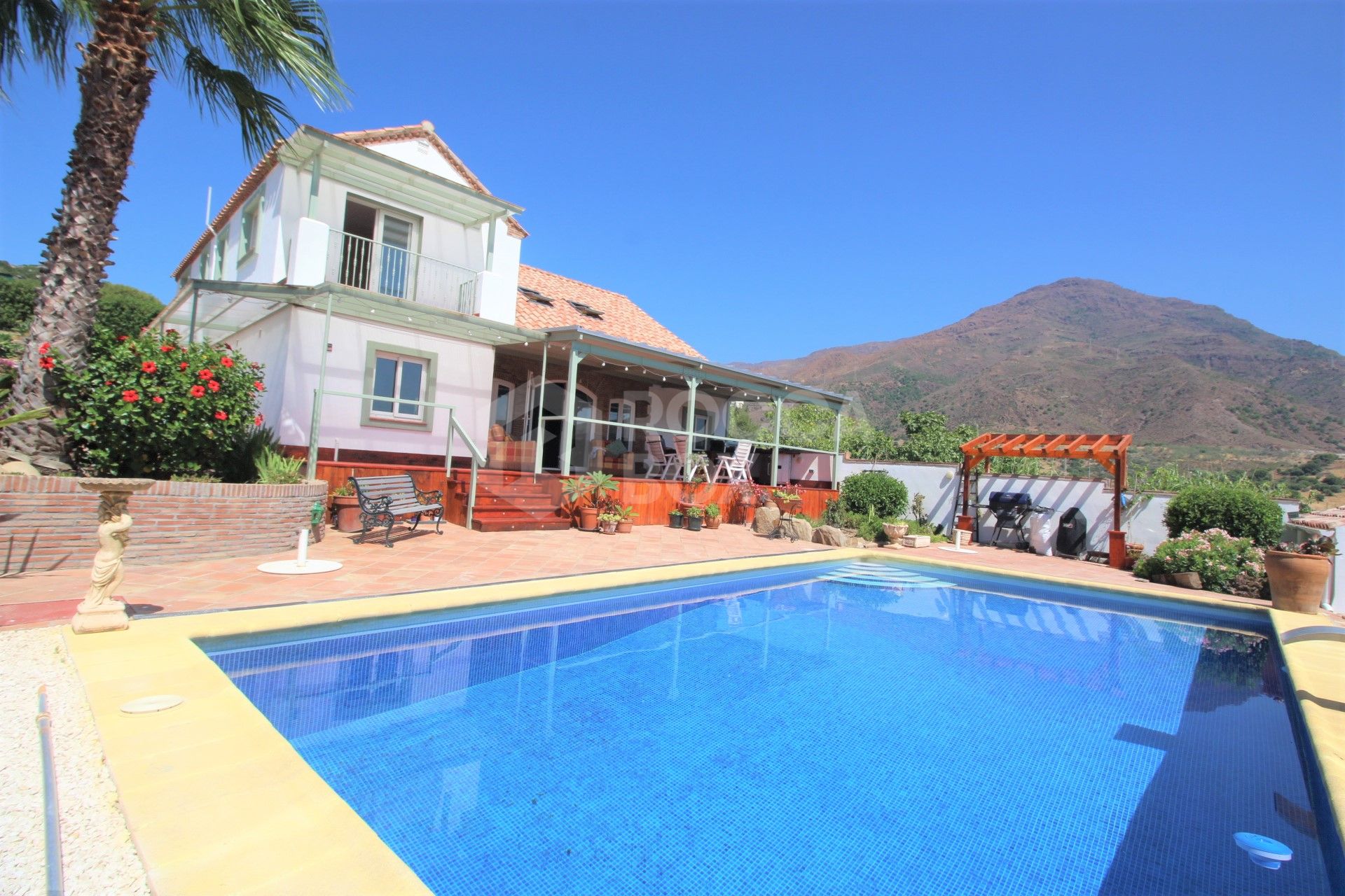 Large private villa with pool and extensive plot for sale in Estepona