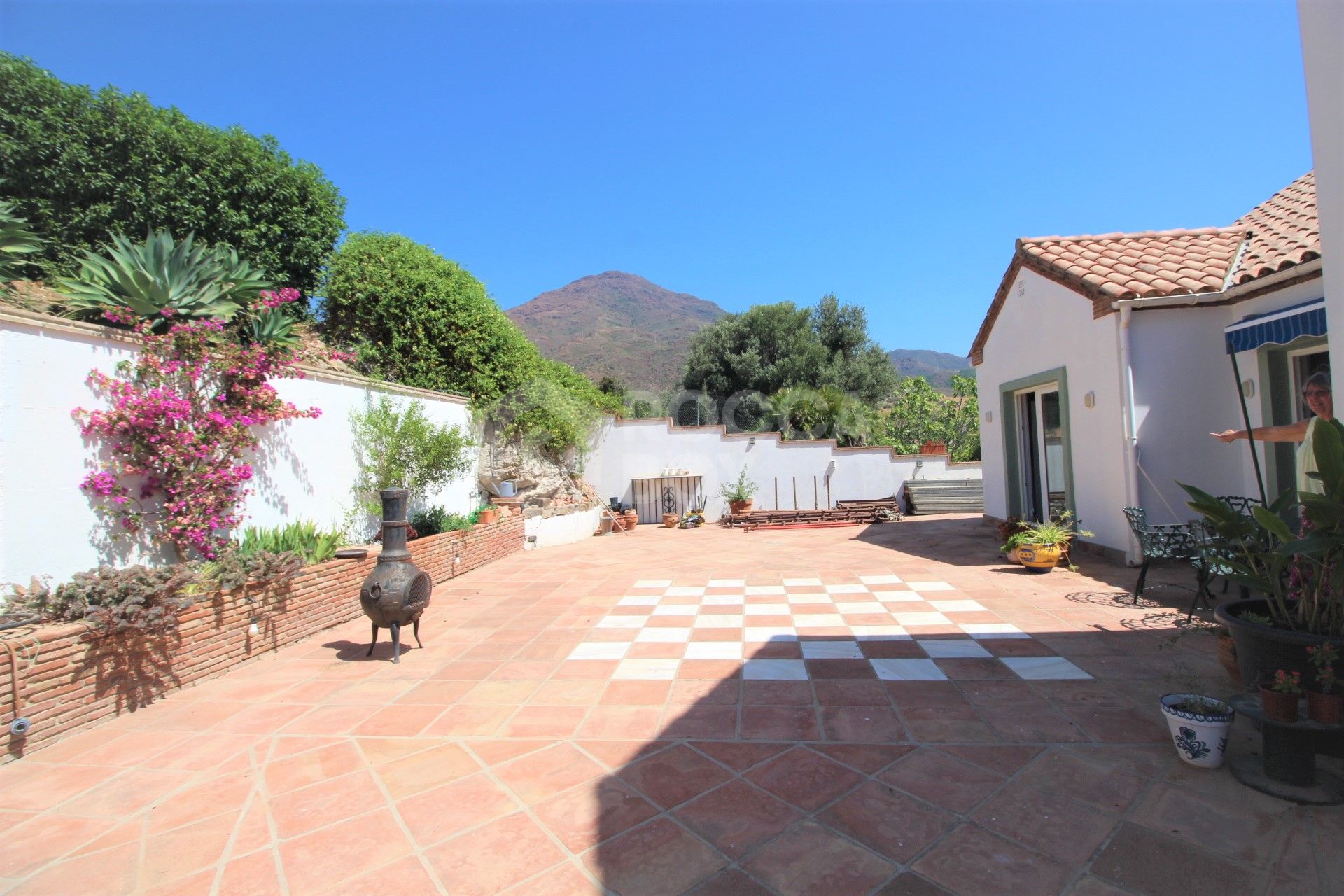 Large private villa with pool and extensive plot for sale in Estepona