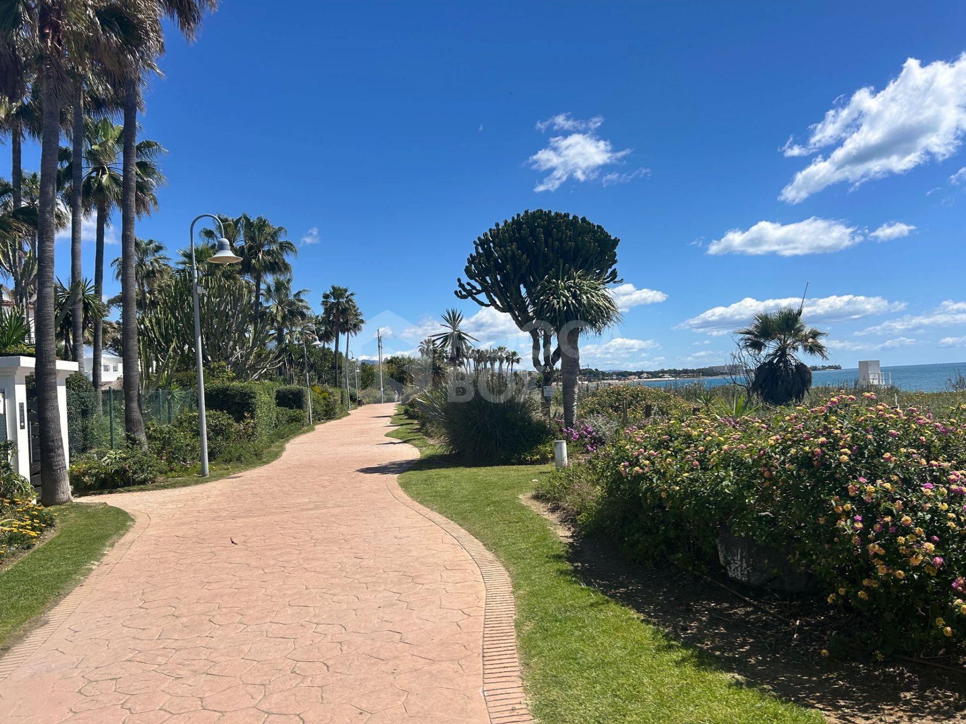 Spacious and bright one bedroom apartment for sale in Costalita, Estepona