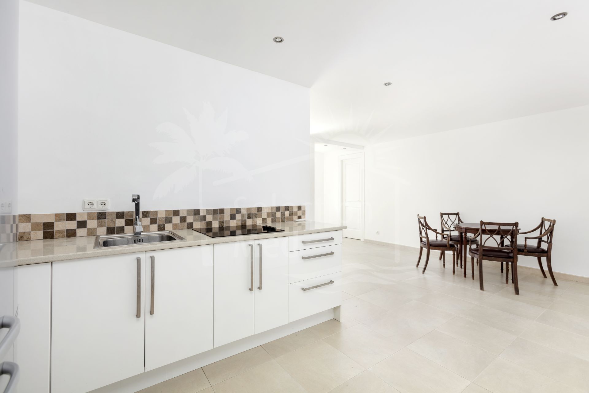 Exceptional César de Leyva villa on a rare, fully flat 3,000m² plot. Completely renovated, with sea views, total privacy, mature organic gardens, saltwater pool, 5 bedrooms, guest apartment, cinema room and extensive parking.