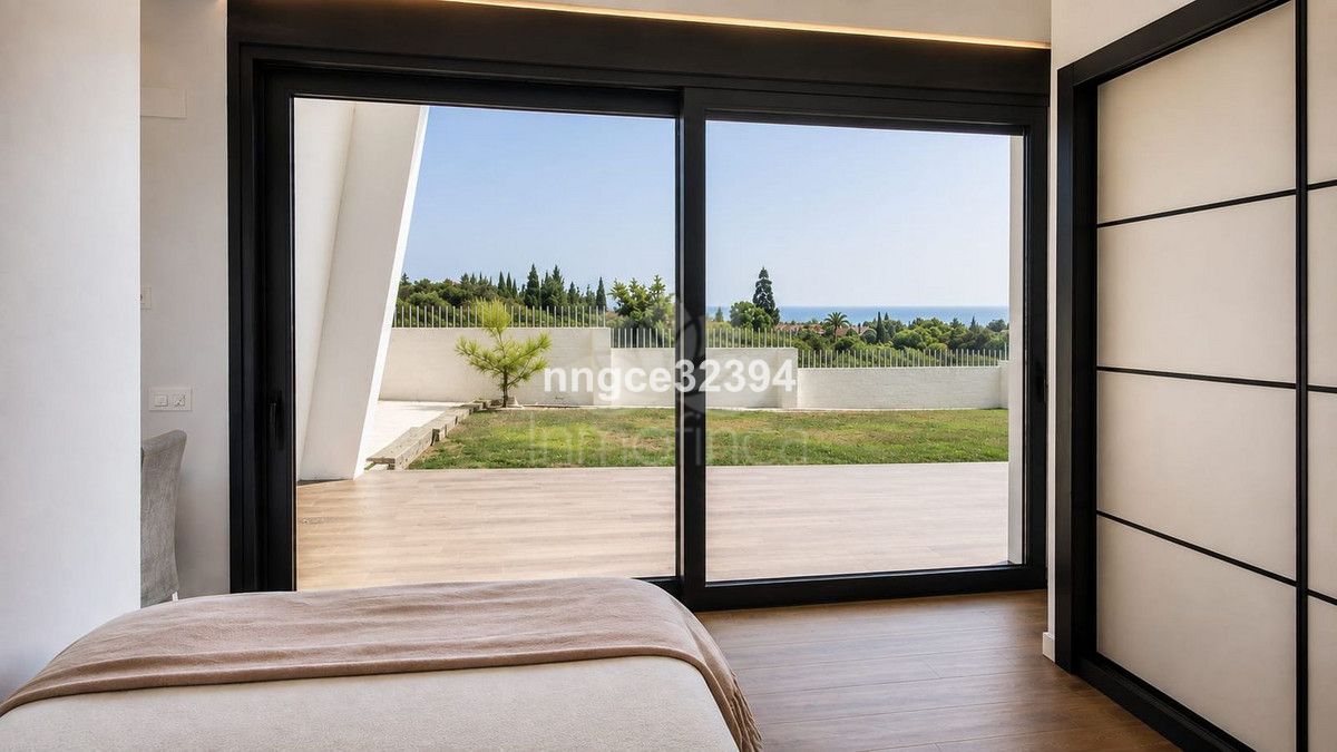 Villa in New Golden Mile, Estepona