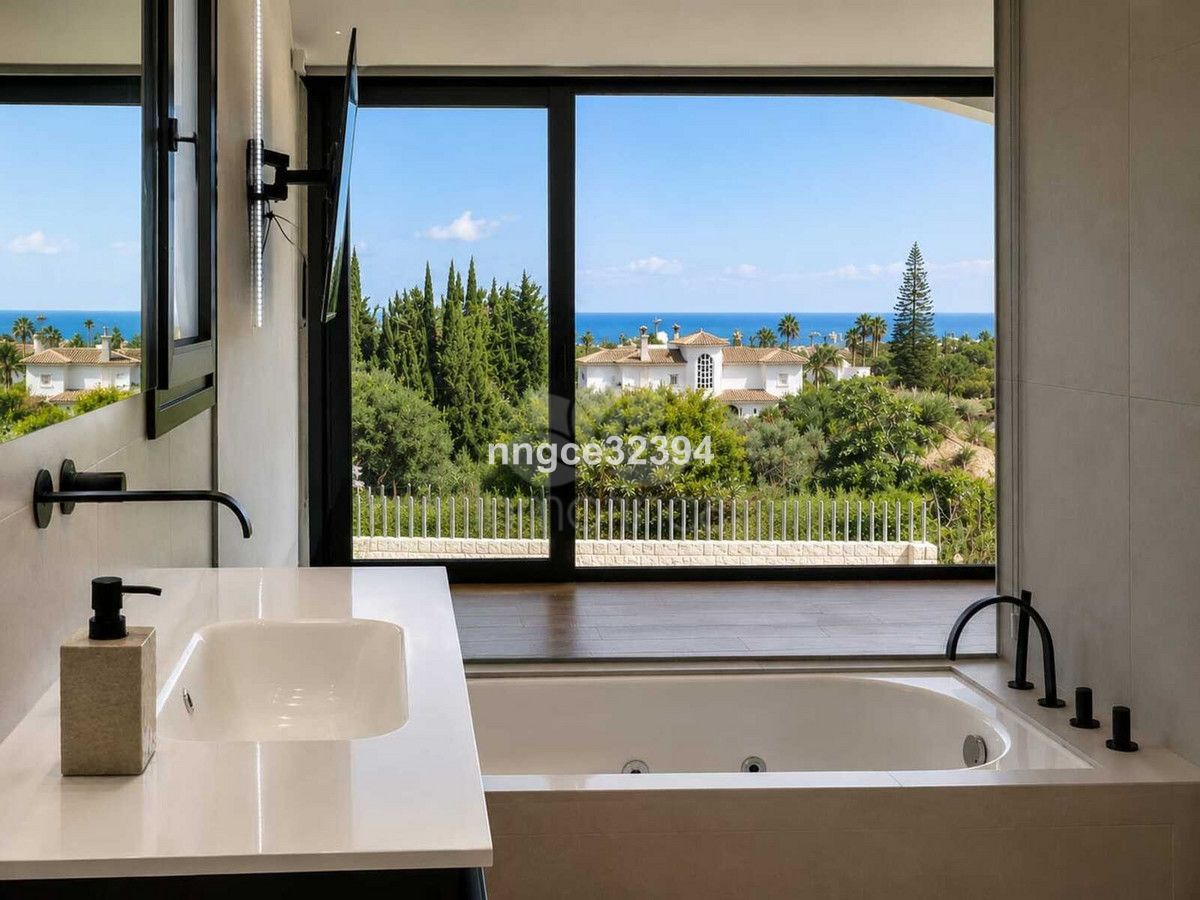 Villa in New Golden Mile, Estepona