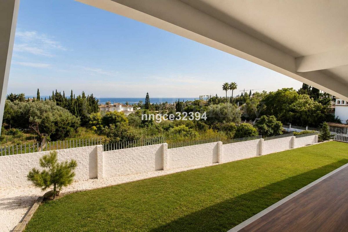 Villa in New Golden Mile, Estepona