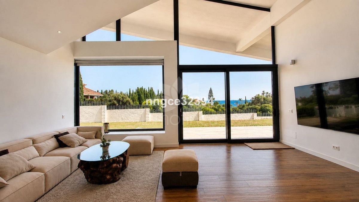 Villa in New Golden Mile, Estepona