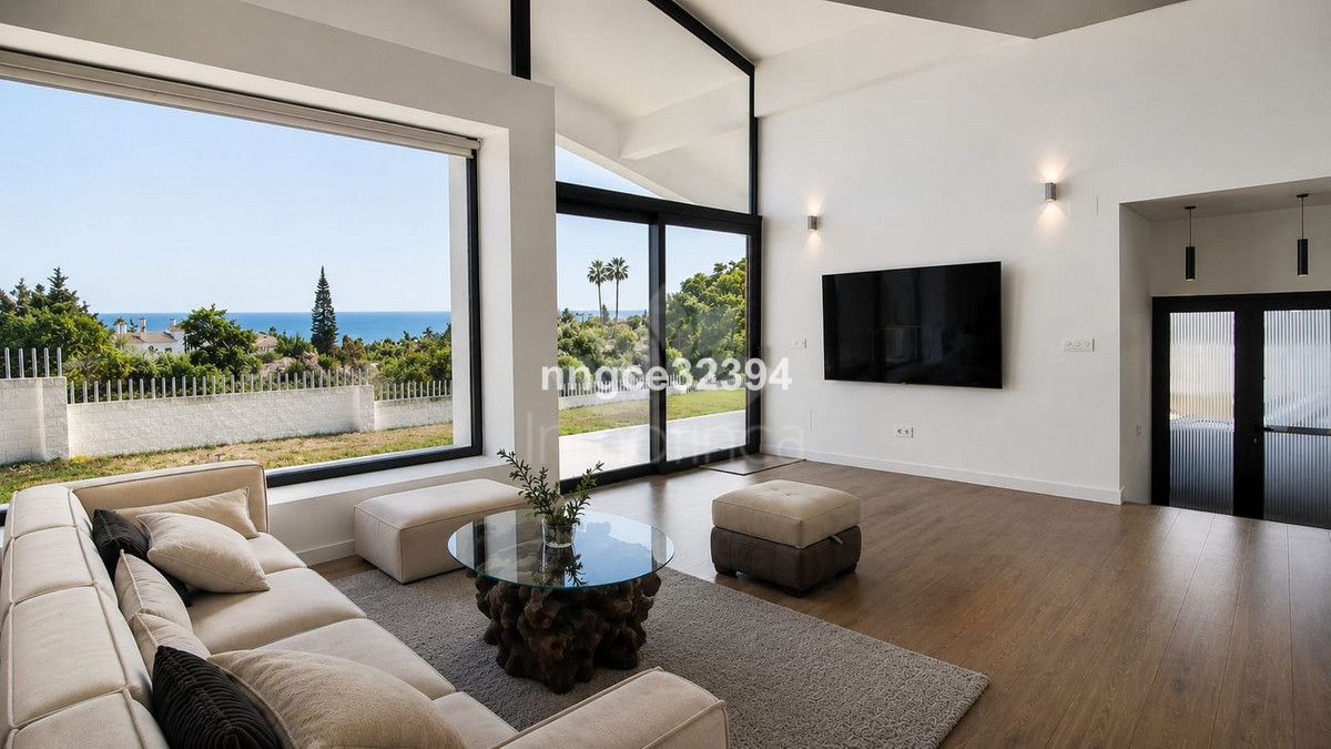 Villa in New Golden Mile, Estepona
