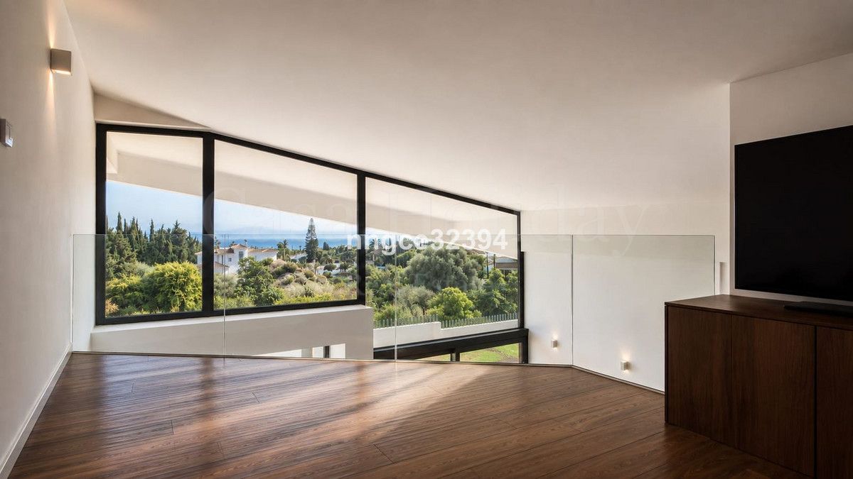 Villa in New Golden Mile, Estepona