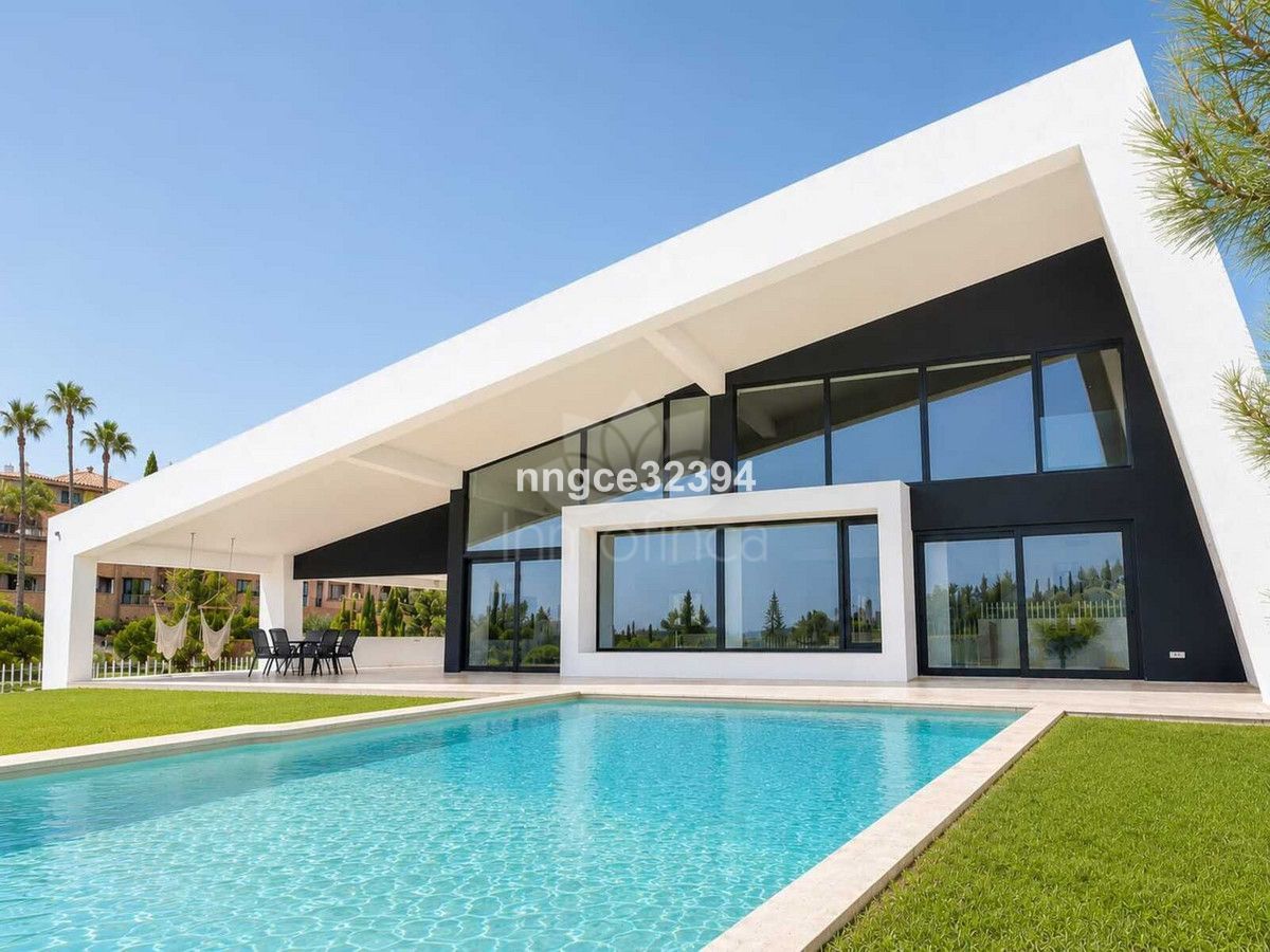 Villa in New Golden Mile, Estepona