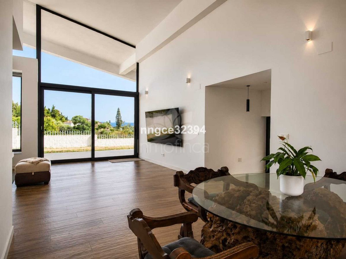 Villa in New Golden Mile, Estepona