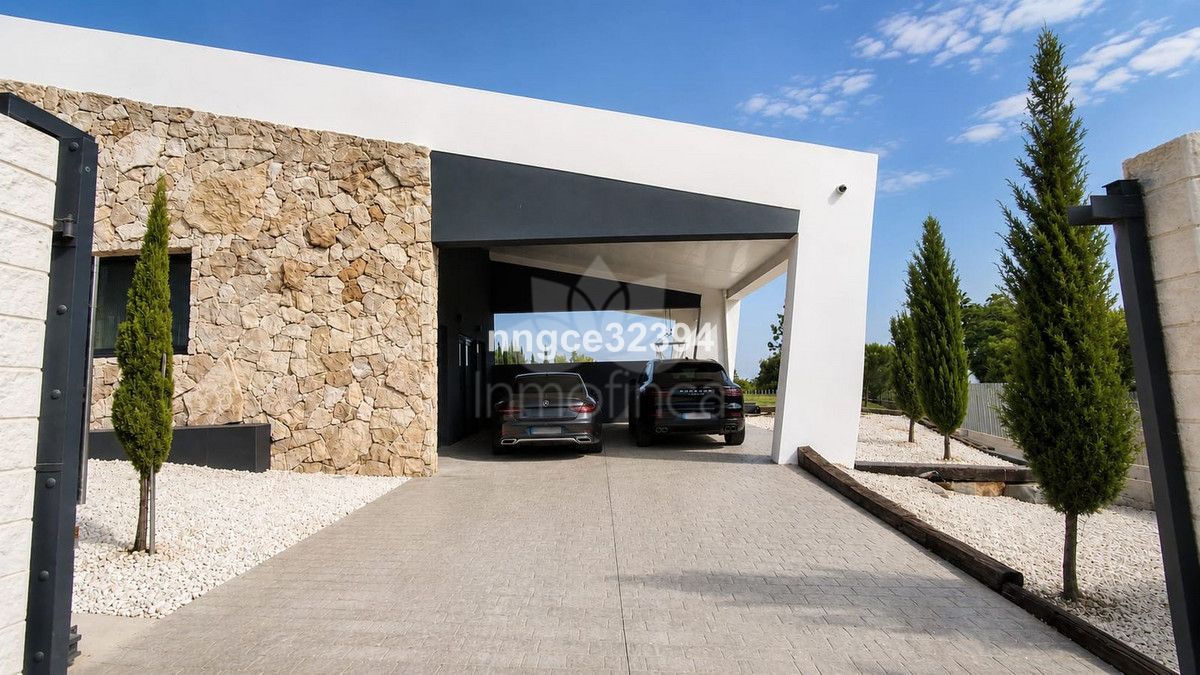 Villa in New Golden Mile, Estepona