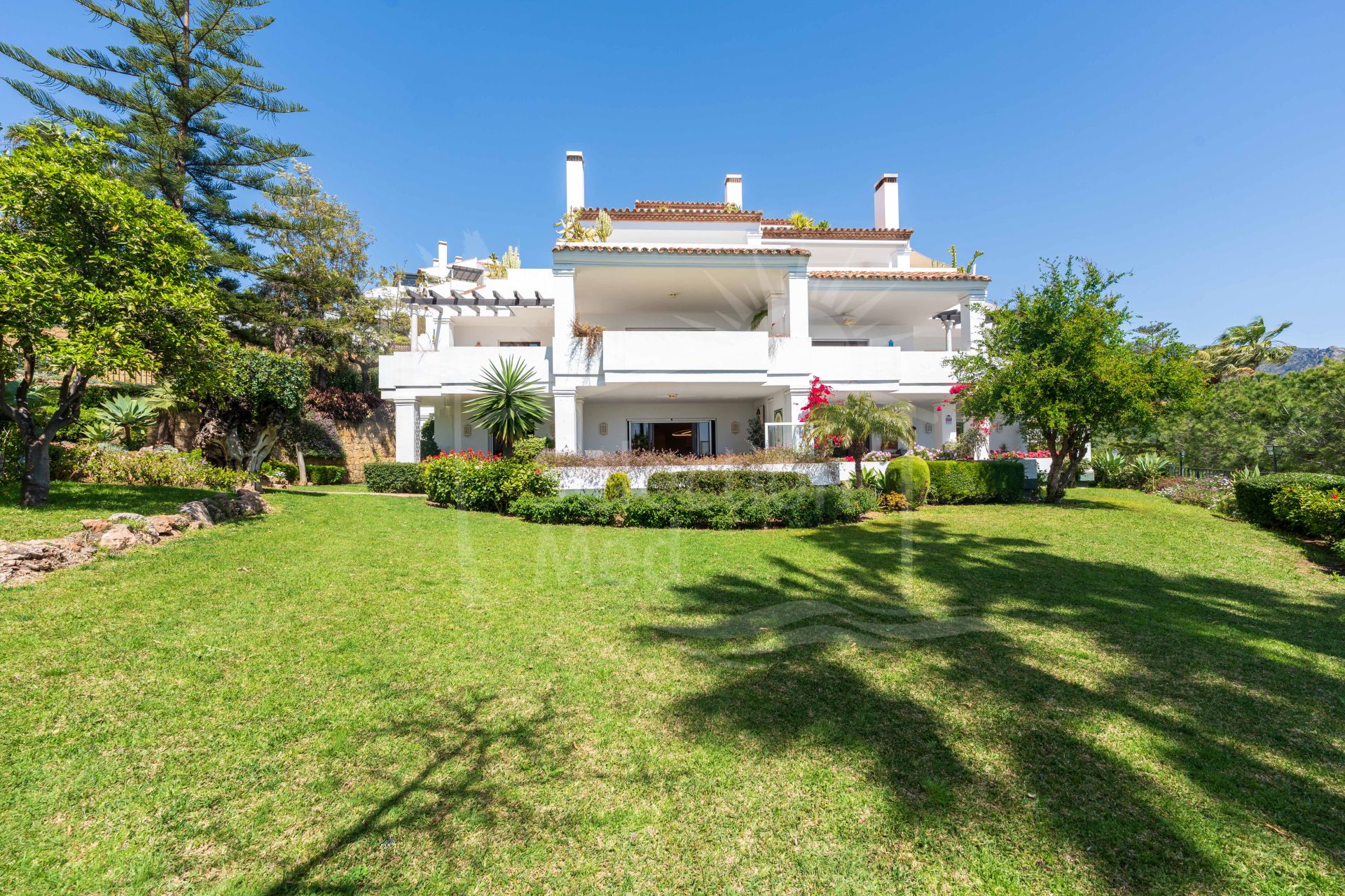 Excellent 3 bedrooms south-facing apartment with partial sea views in the prestigious Monte Paraíso Country Club.