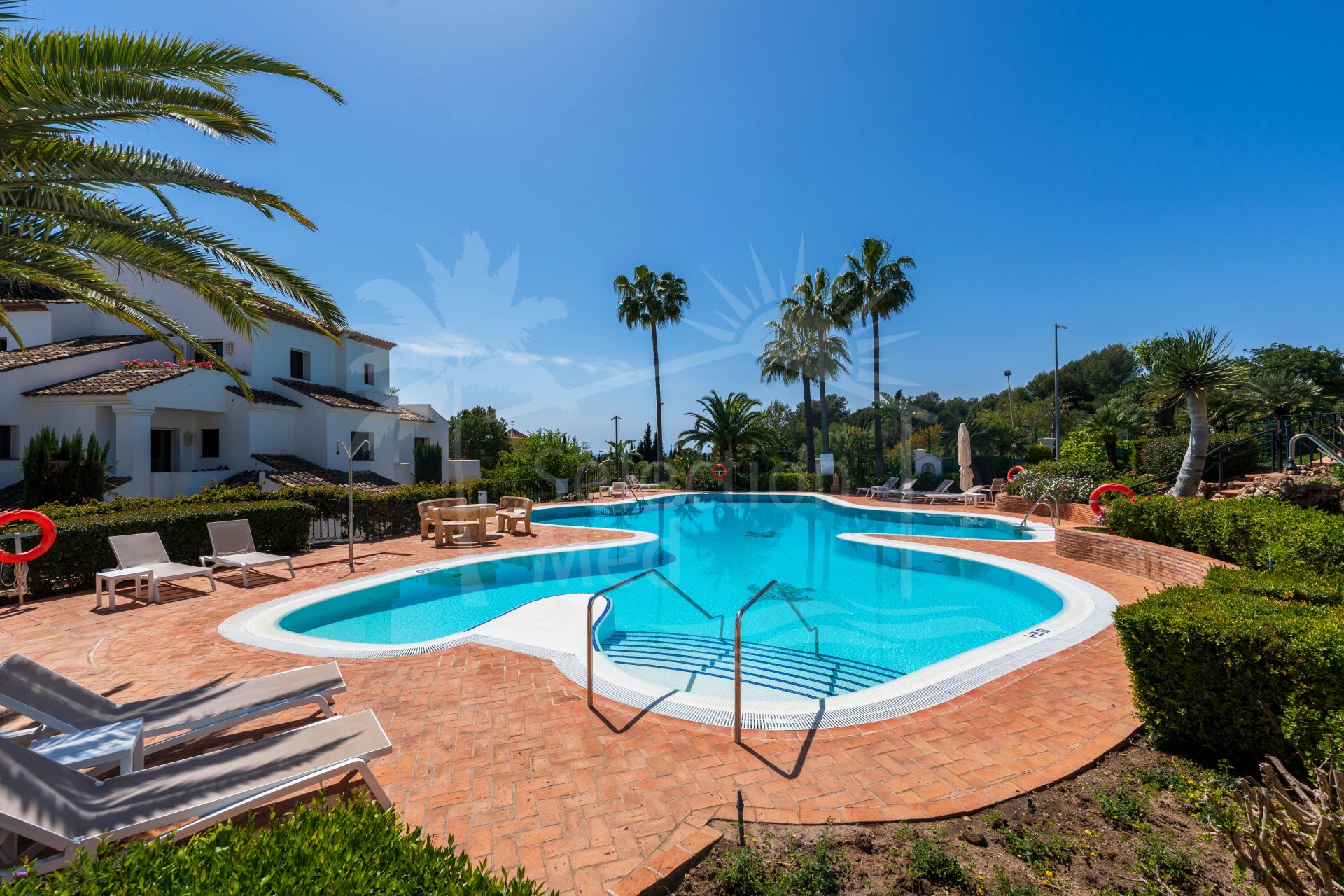 Excellent 3 bedrooms south-facing apartment with partial sea views in the prestigious Monte Paraíso Country Club.