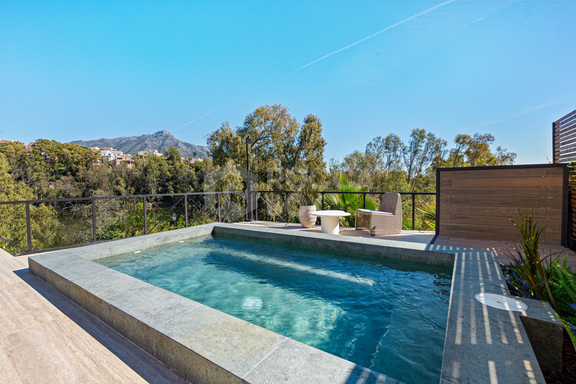 Apartment Vista Lago — Marbella Living with Panoramic Views