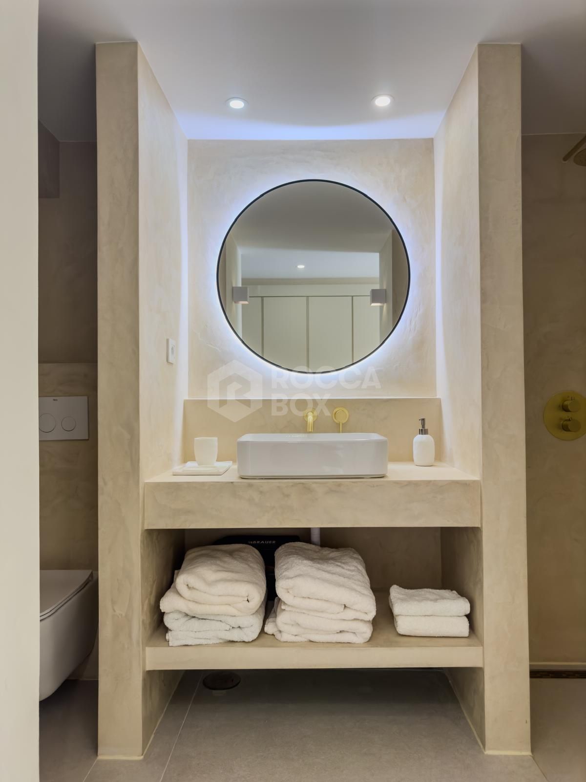 Elegant Fully Renovated Home (2025) with High-End Finishes and Spacious Terraces