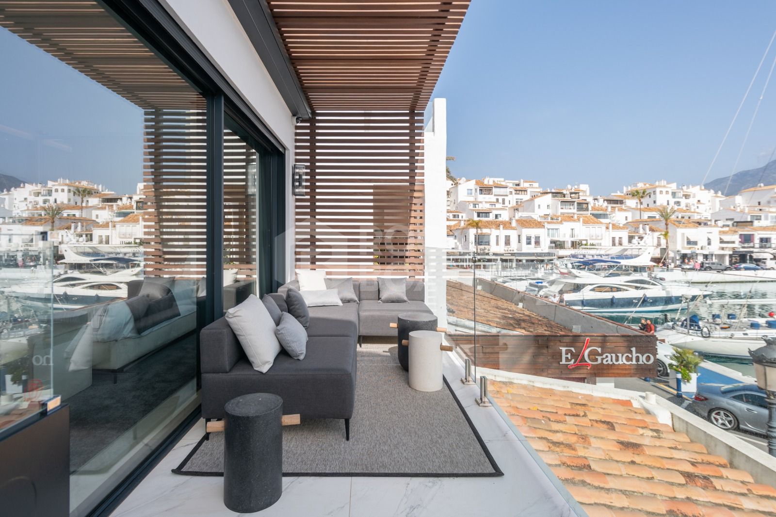 Luxury apartment front line Puerto Banus